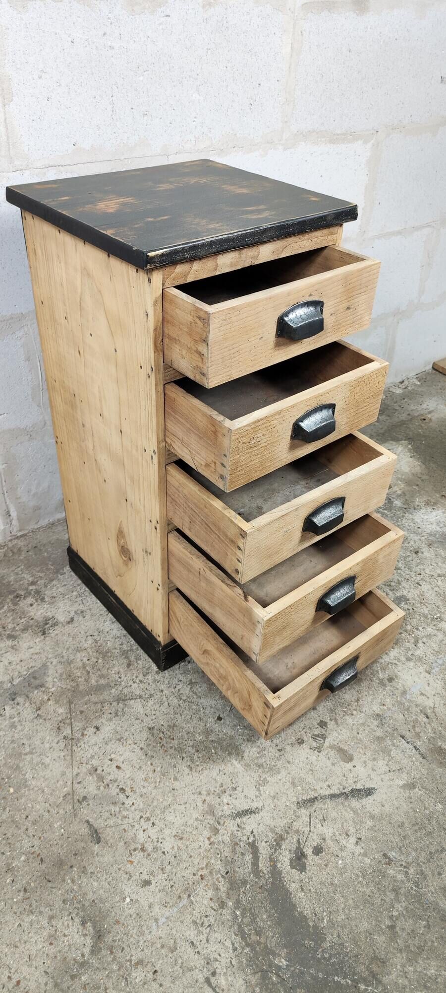 Workshop furniture in raw wood