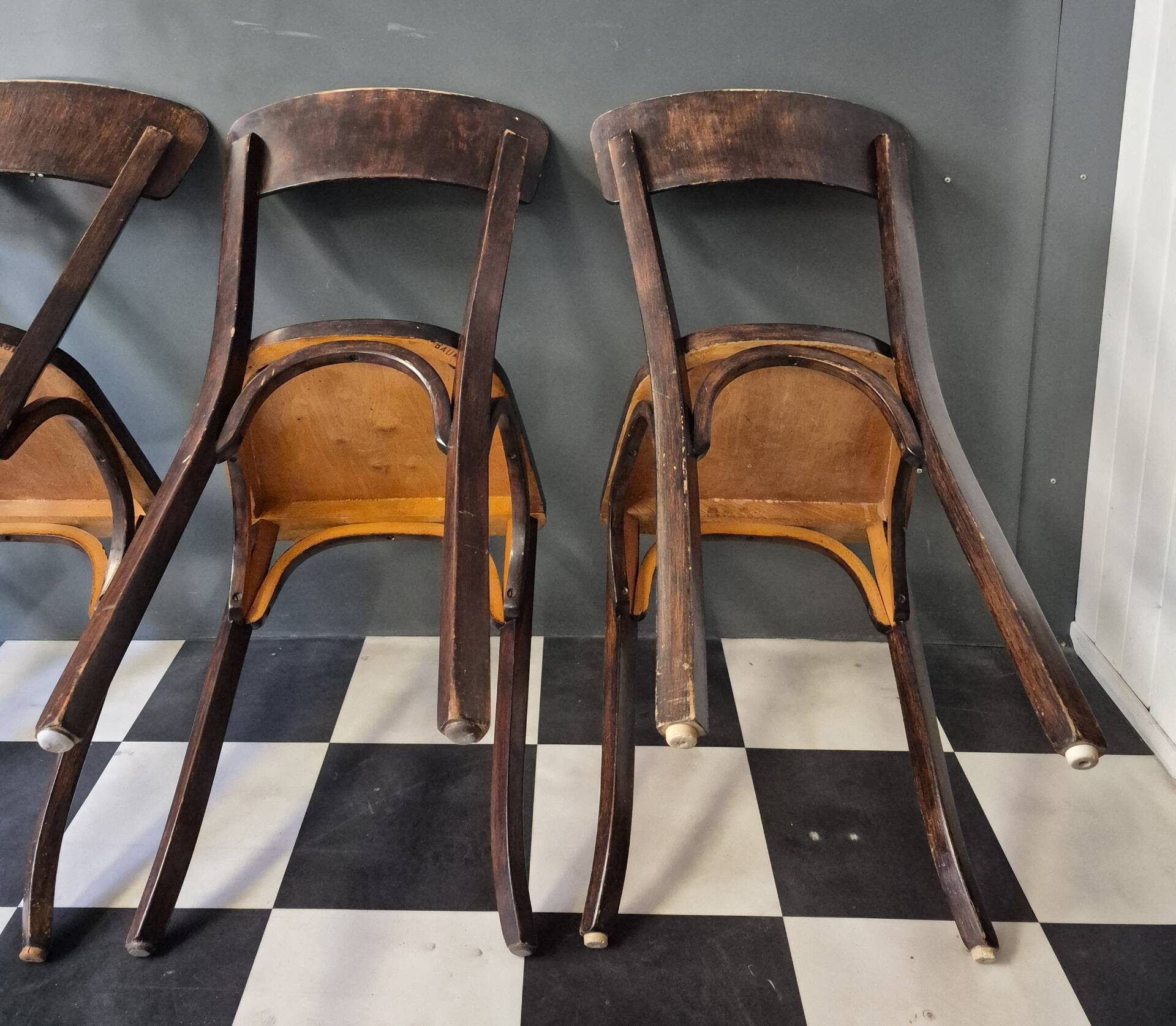 Suite de 4 anciennes chaises Bistrot Baumann Vintage Année 50