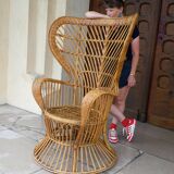 énorme fauteuil en rotin