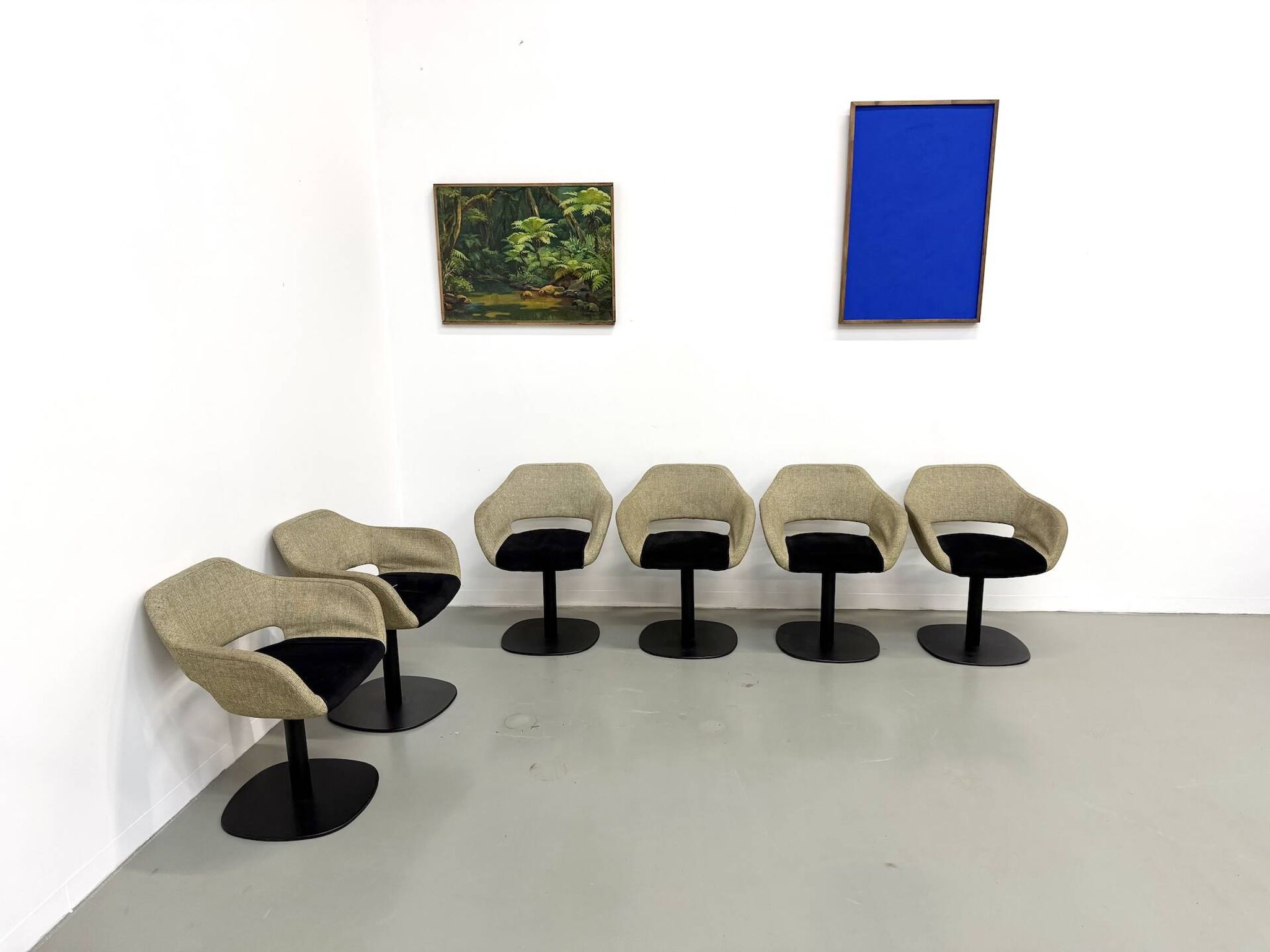Series of six swivel chairs with organic shell, mottled fabric and base dis