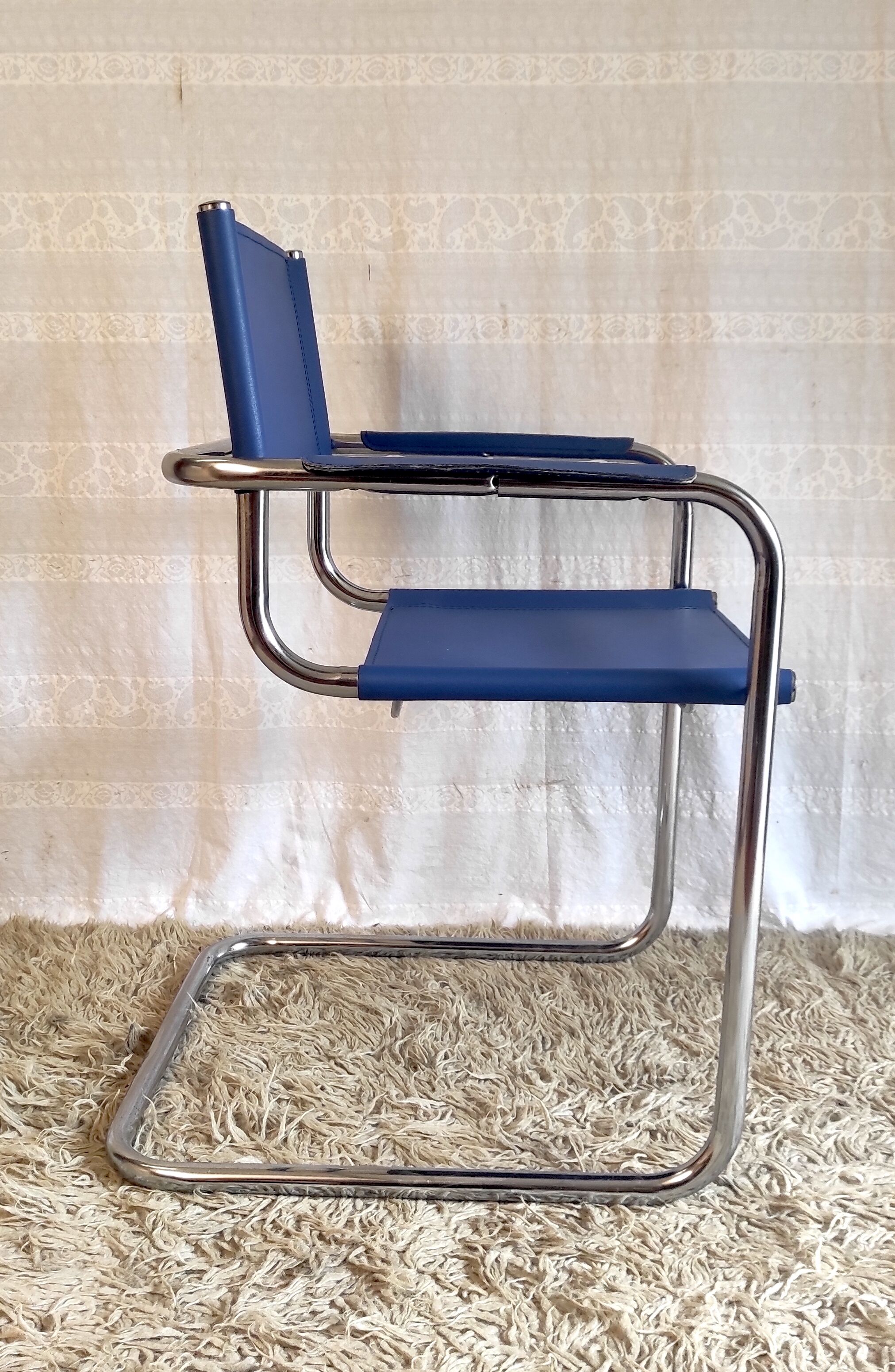 Bauhaus design "cantilever" armchair in blue leather – 80s