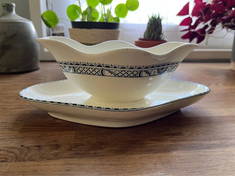 Sauceboat and old earthenware dish Salins - Terre de fer
