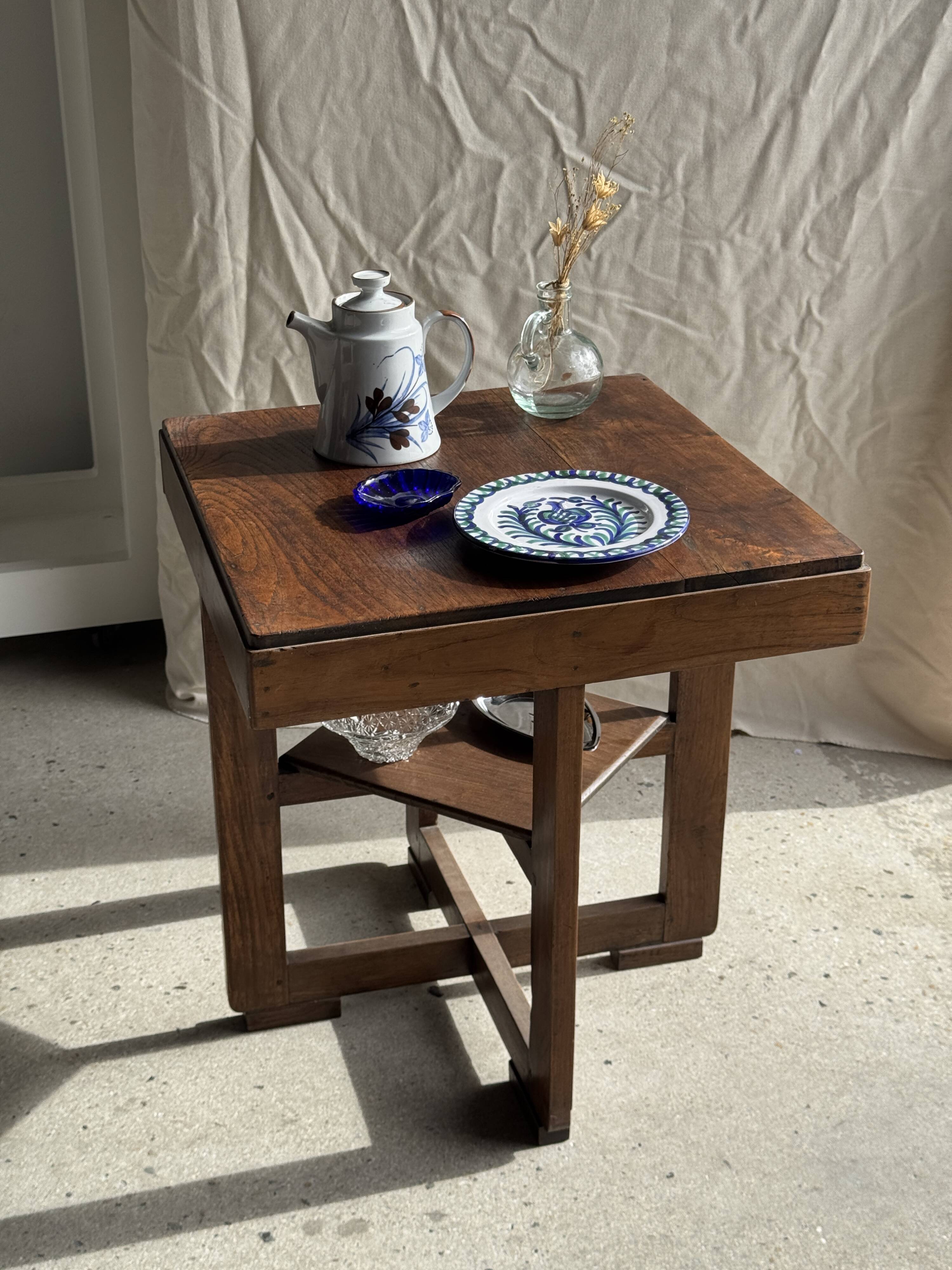 Artesania Alvarez Spanish plate in terracotta with blue plant motif.