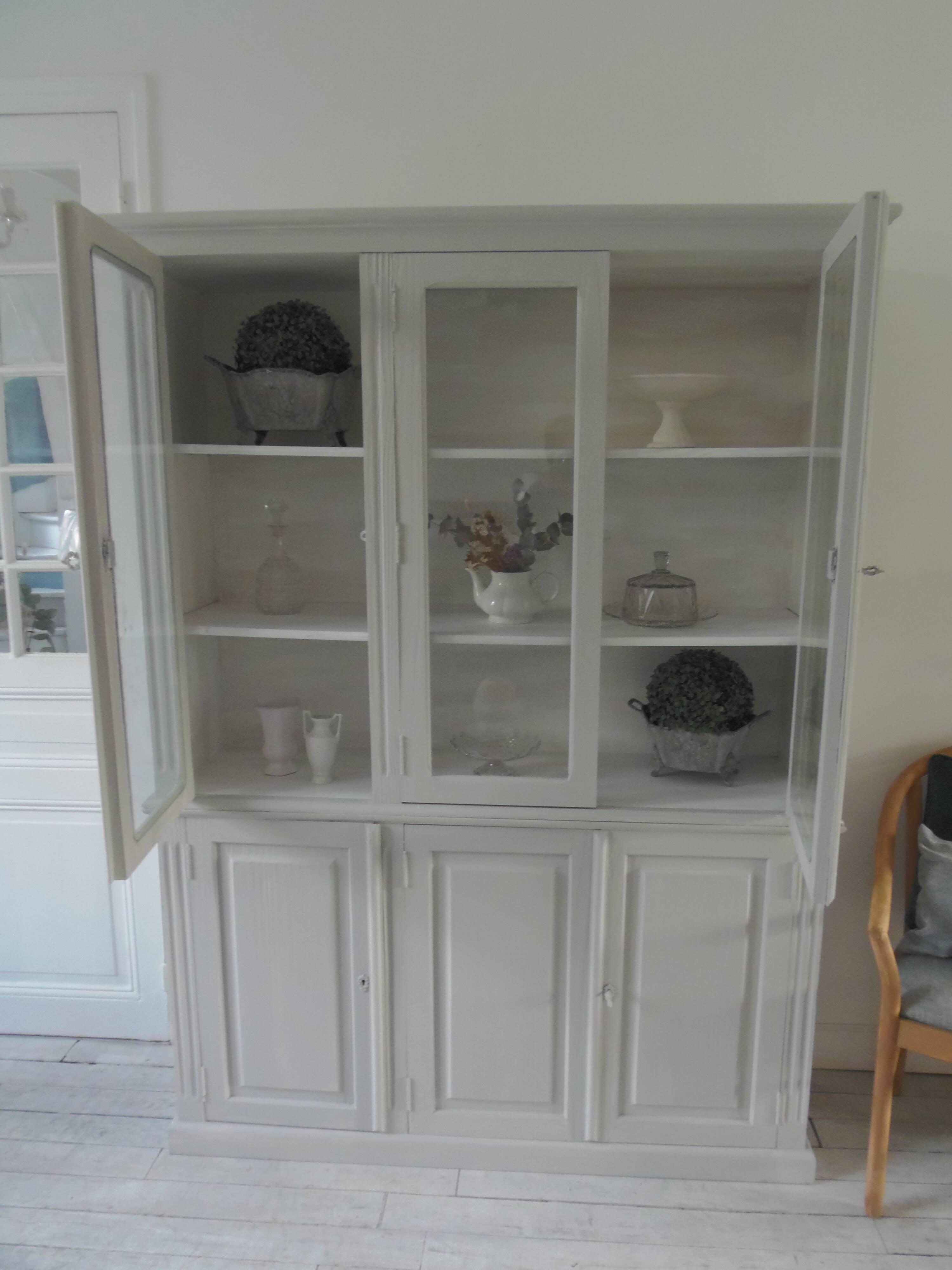 Display case 2 bodies patinated pearl gray waxed finish.