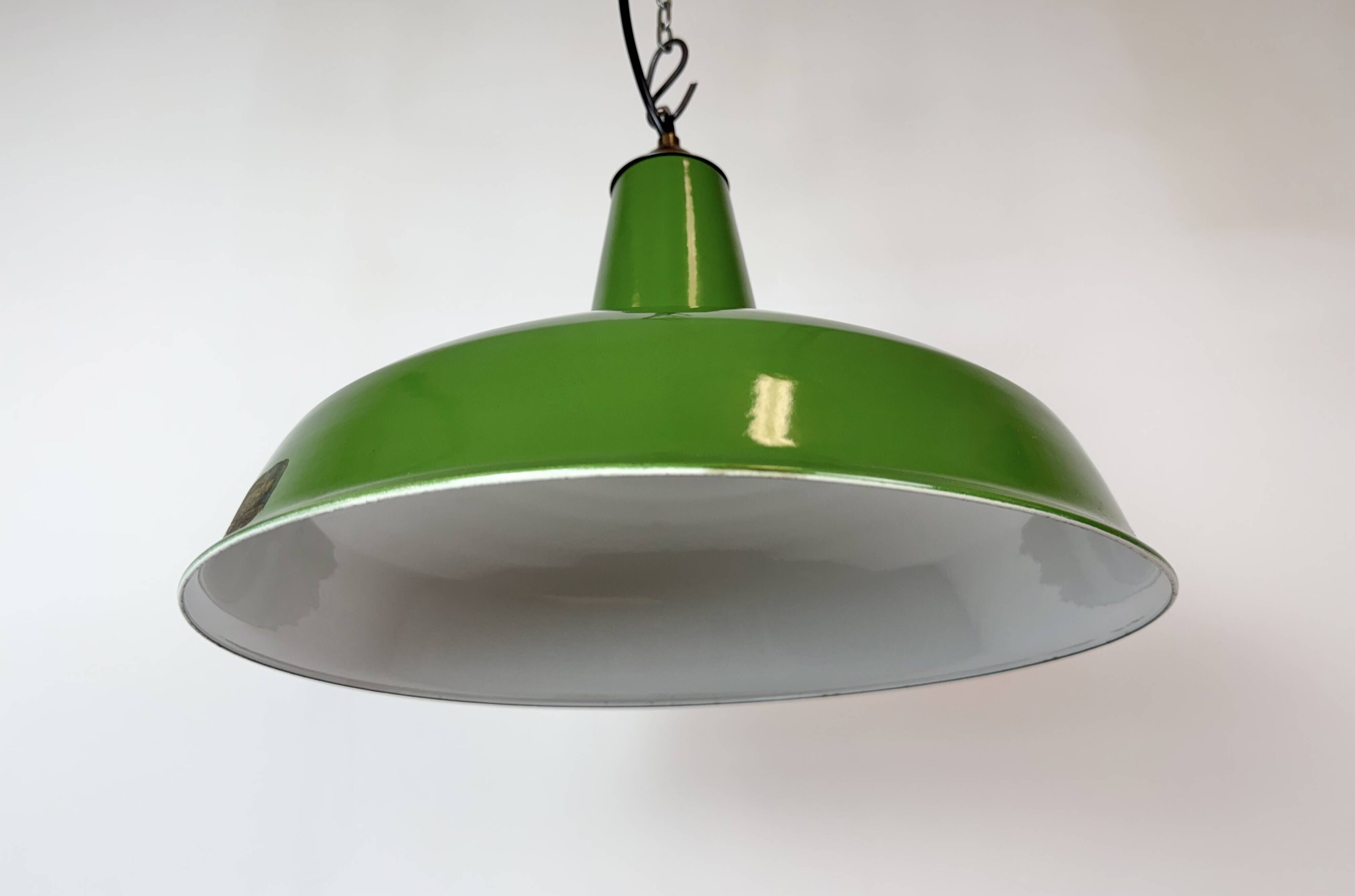 Lampe suspendue en émail vert industriel de Jackson Electrical Co., années 1960.