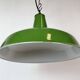 Lampe suspendue en émail vert industriel de Jackson Electrical Co., années 1960.