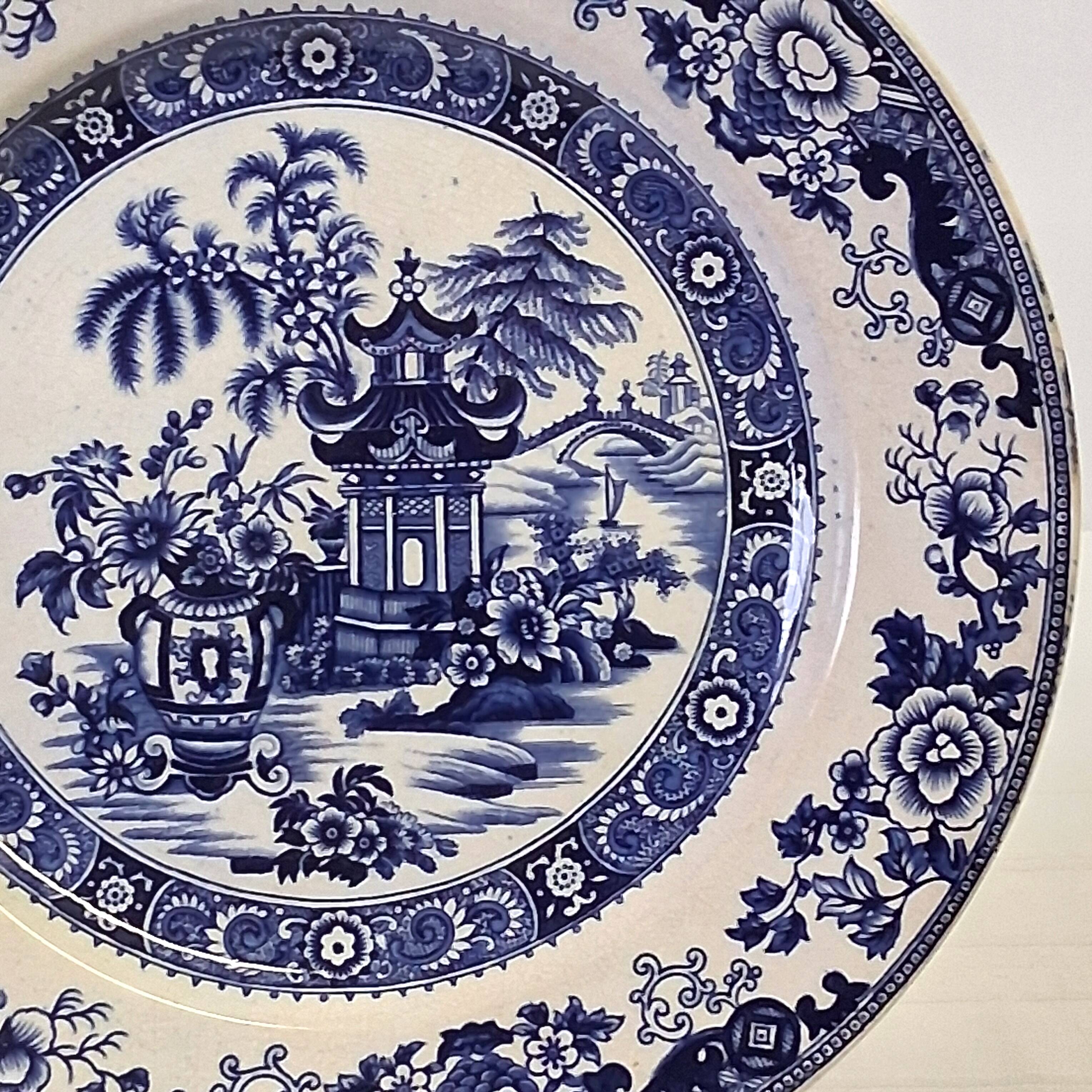 Antique flat plate from Creil and Montereau in good condition