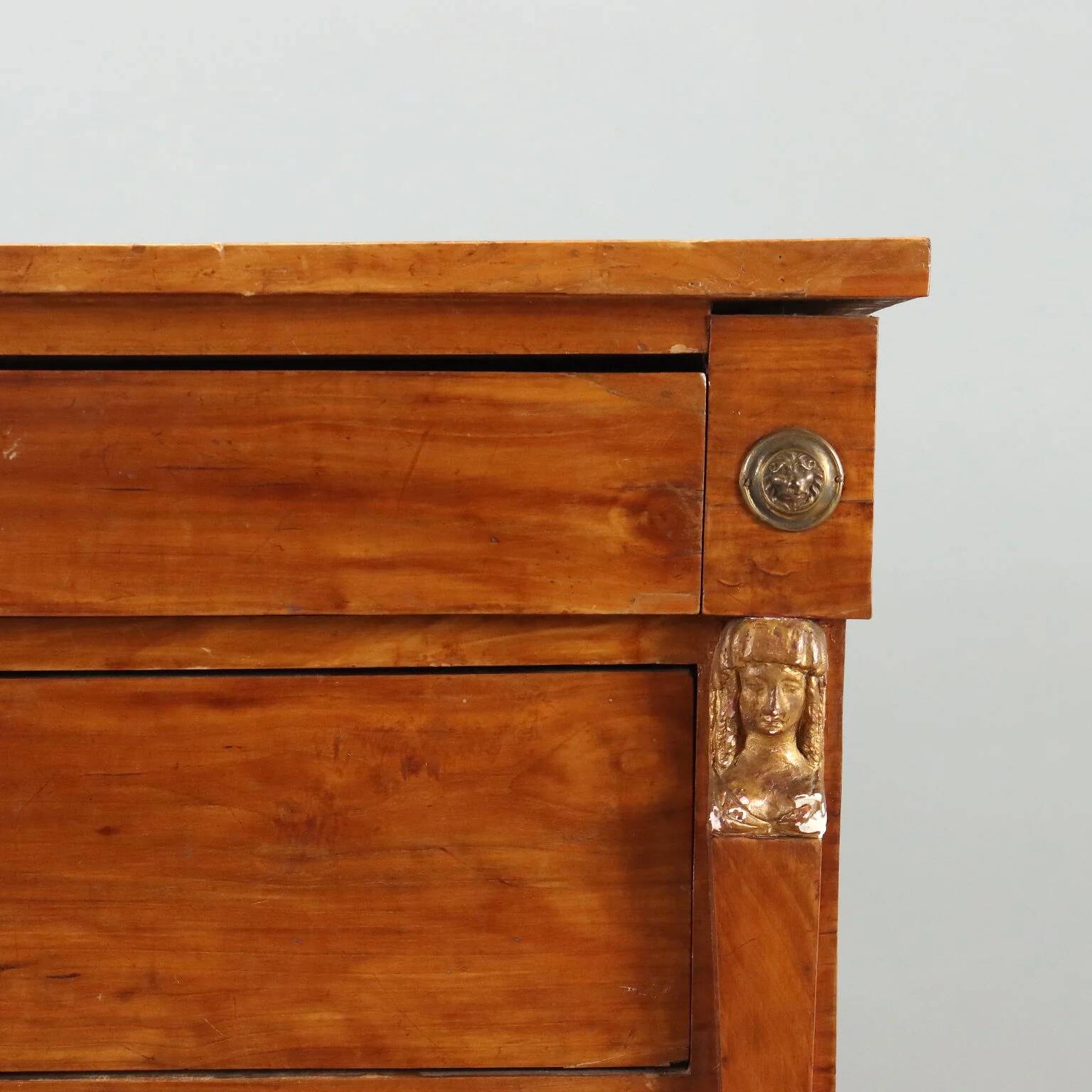 Commode Empire ancienne en noyer avec détails dorés, XIXe siècle
