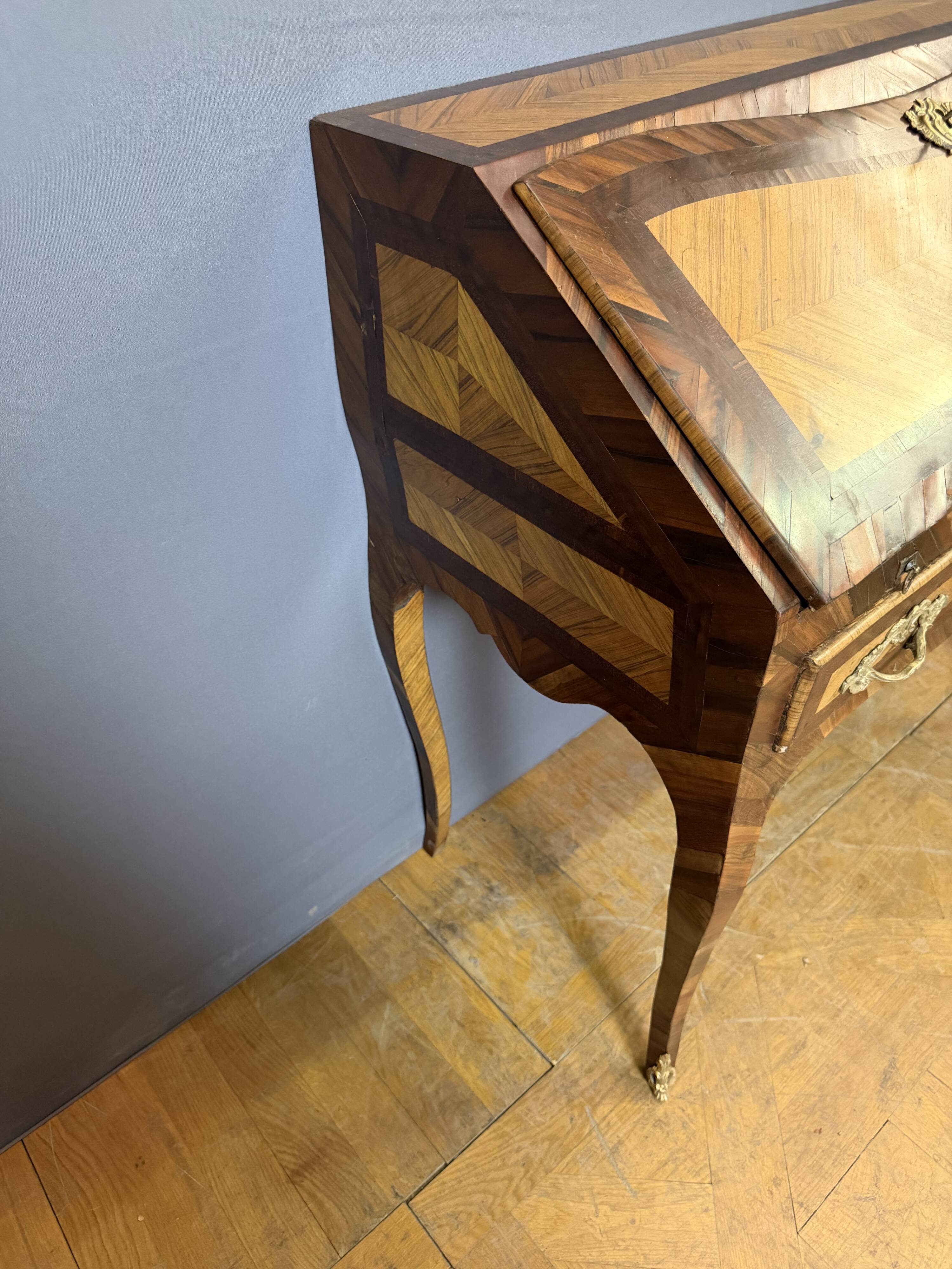 Louis XV slant-top desk in marquetry from the 18th century.