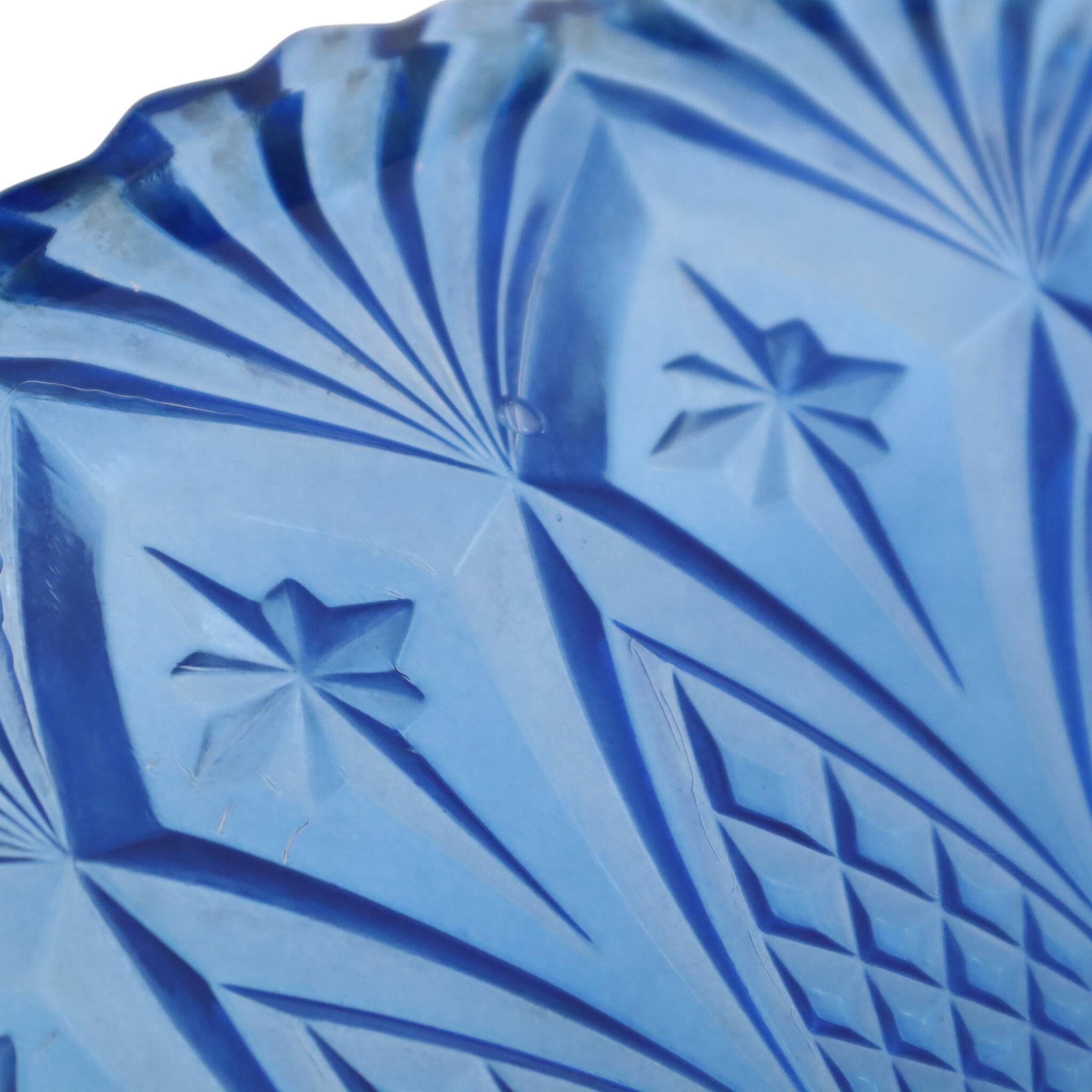 Coupe à fruits en verre pressé bleu, France