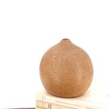 Vase boule en grès chamotté signé, années 70