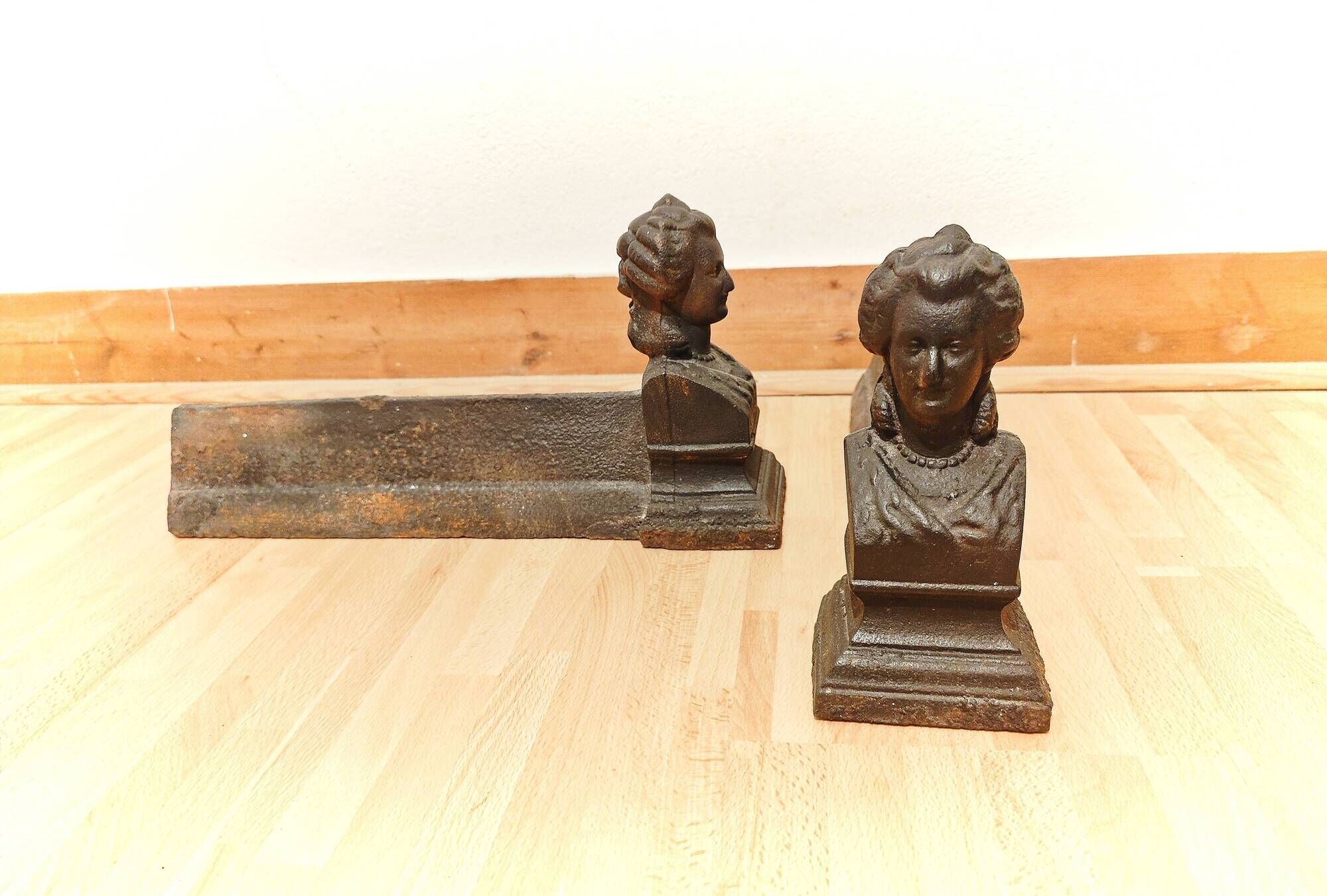 Chenets head lady