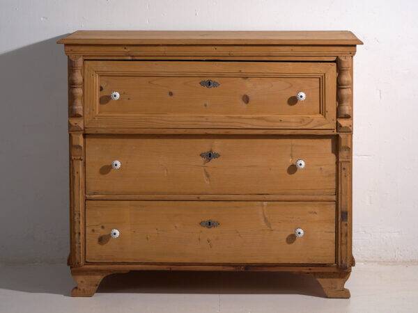 Antique bedroom chest of drawers (circa 1920)