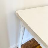 Farmhouse table with drawer