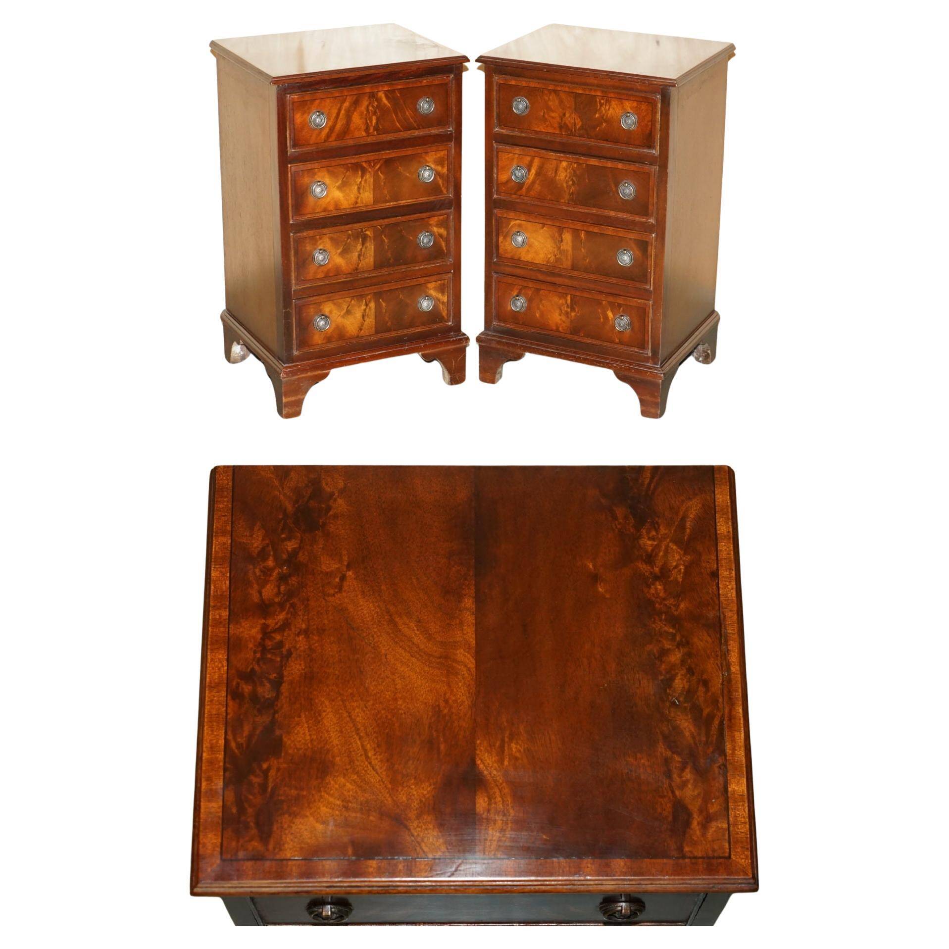 Paire de commodes françaises en bois dur flammé poli