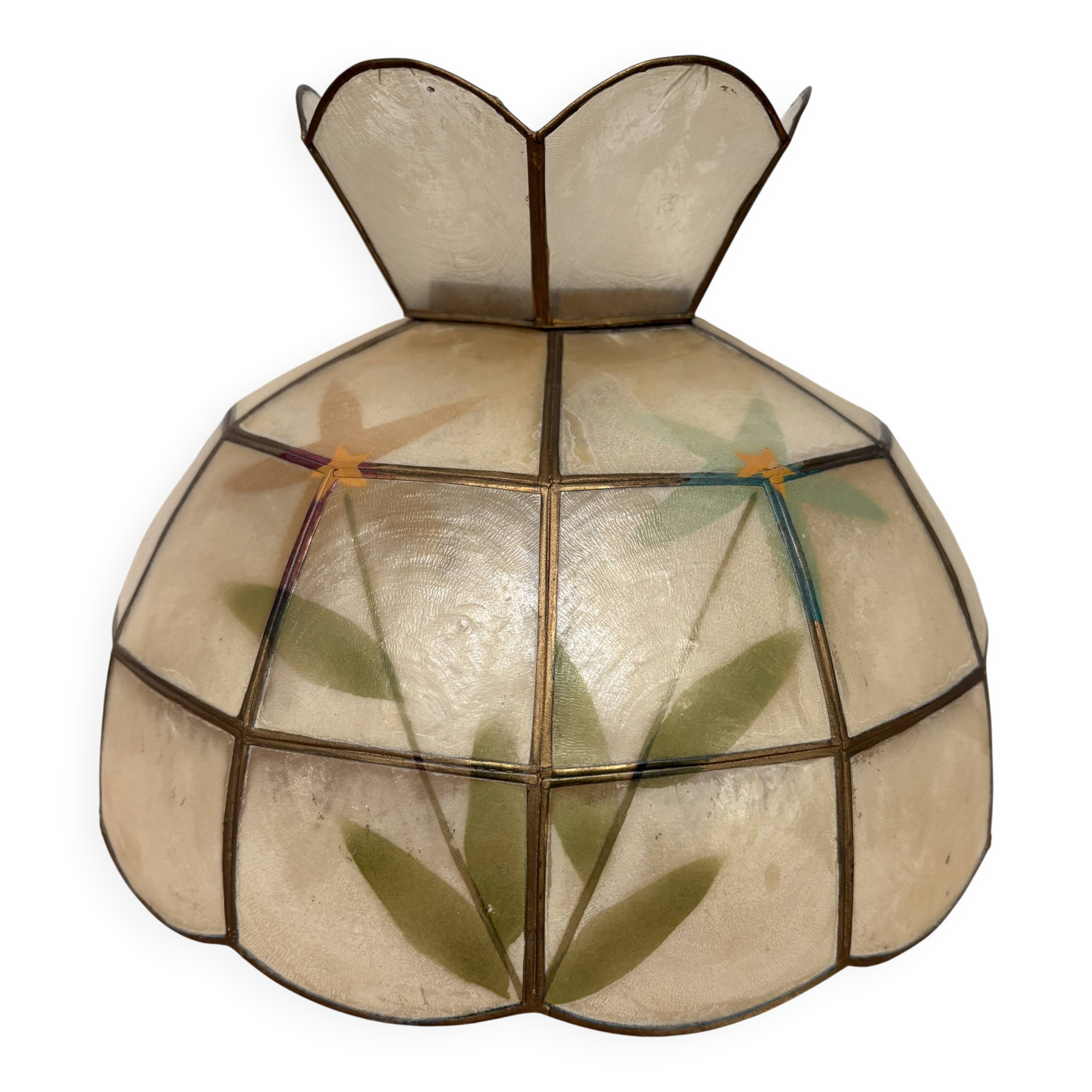 Mother-of-pearl lampshade for suspension