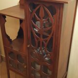 Small Art Nouveau display cabinet 1900 – Walnut and amber glass