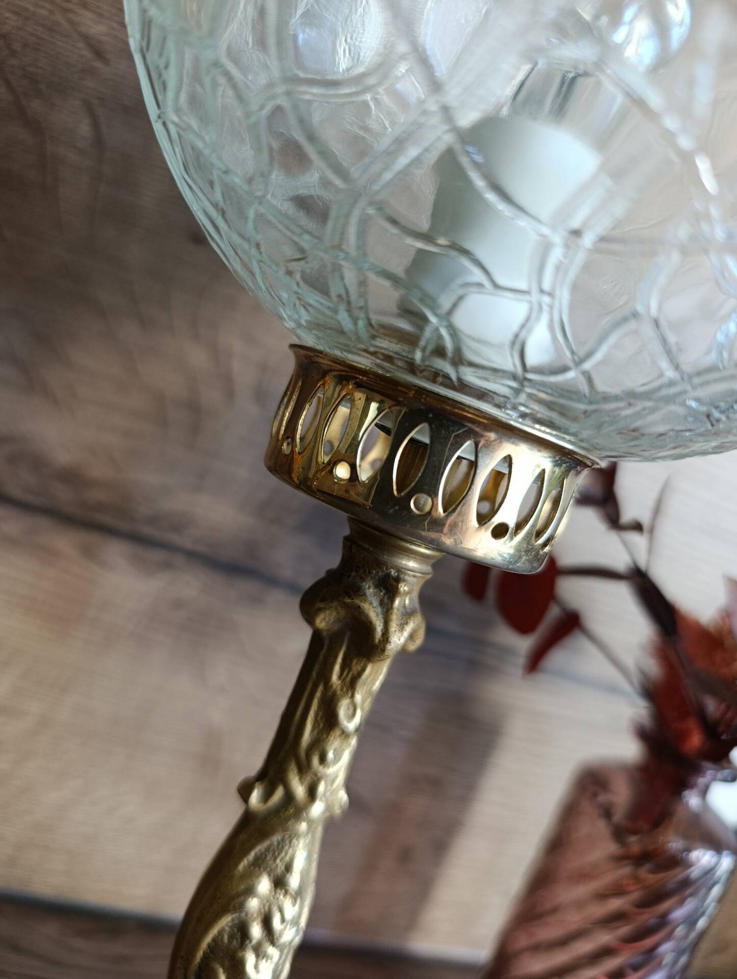 Retro-chic upcycled lamp | bronze and spherical glass