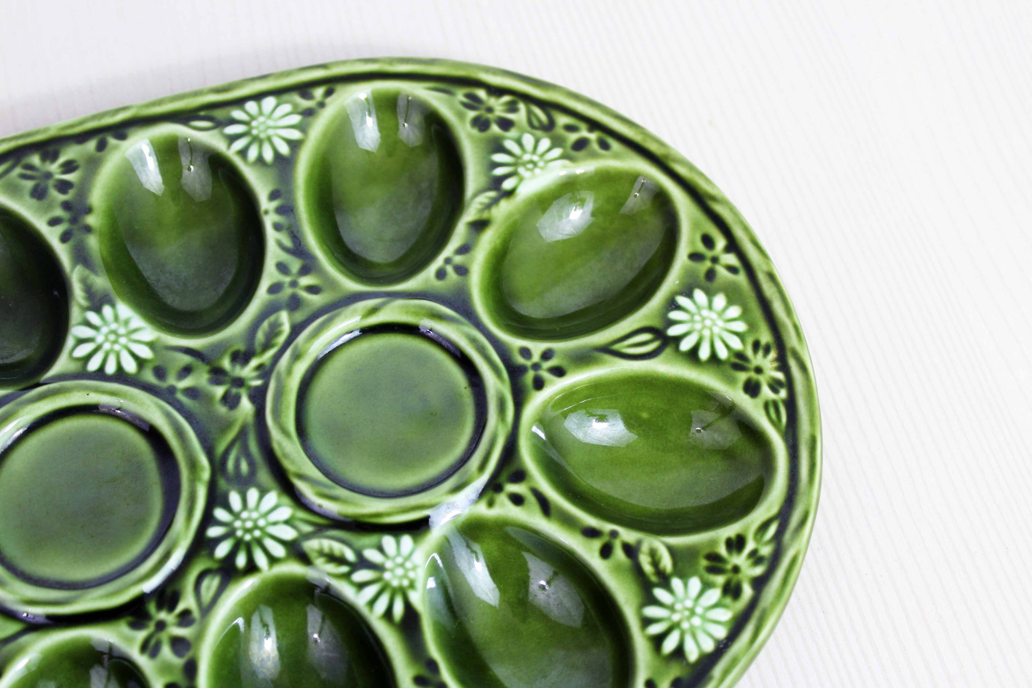 Salt and pepper earthenware egg set