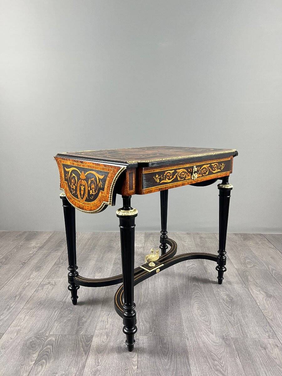 Writing table in Napoléon III style with marquetry and gilded bronzes, 19th century.