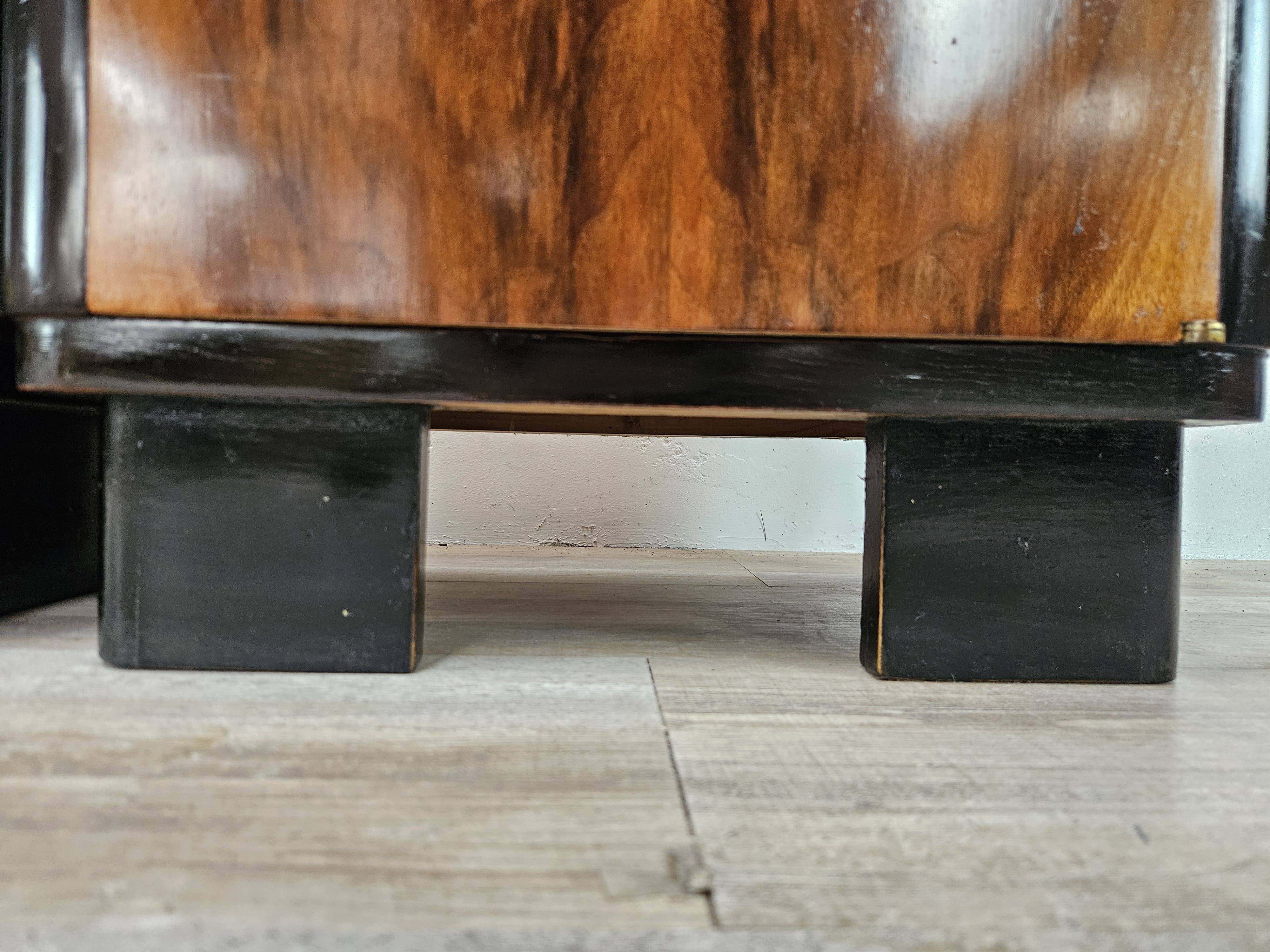 Art Decò bedside tables in walnut burl with pink glass top
