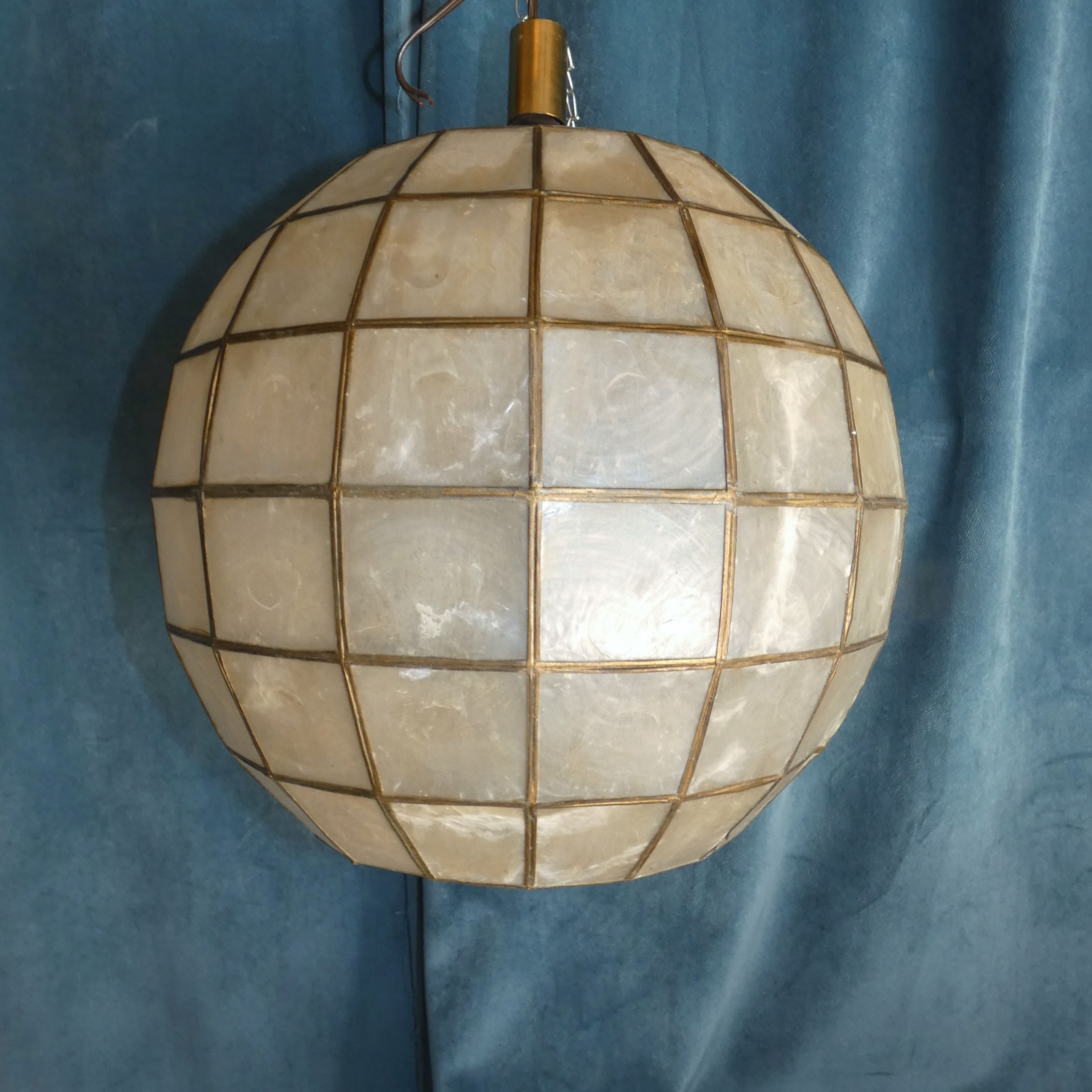 Chandelier / Suspension Philippine Mother-of-Pearl Ball and Brass circa 1970 XXL