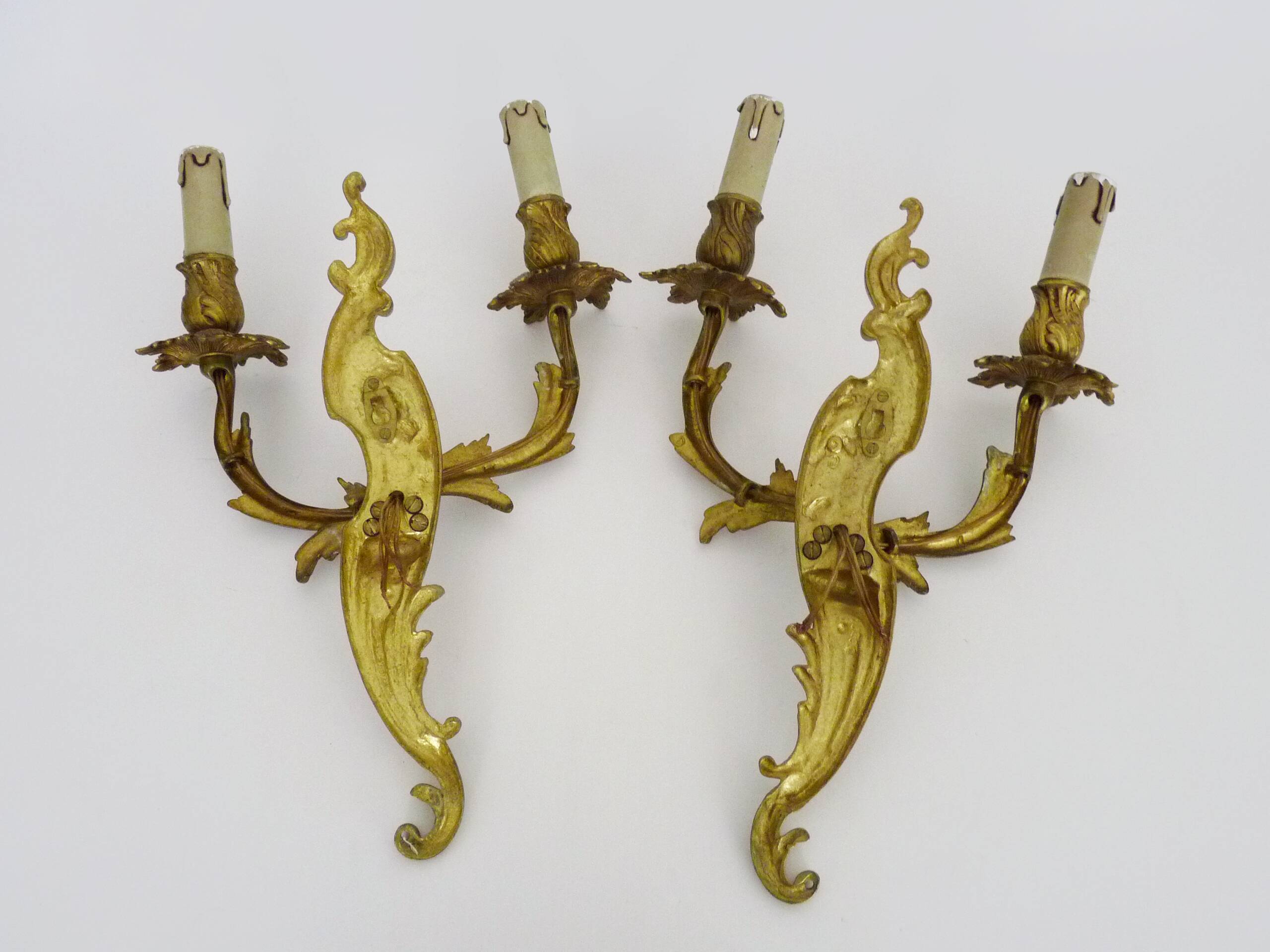 Ancienne paire d'appliques murales à double feux en bronze ou laiton, feuille d'acanthes. Années 60