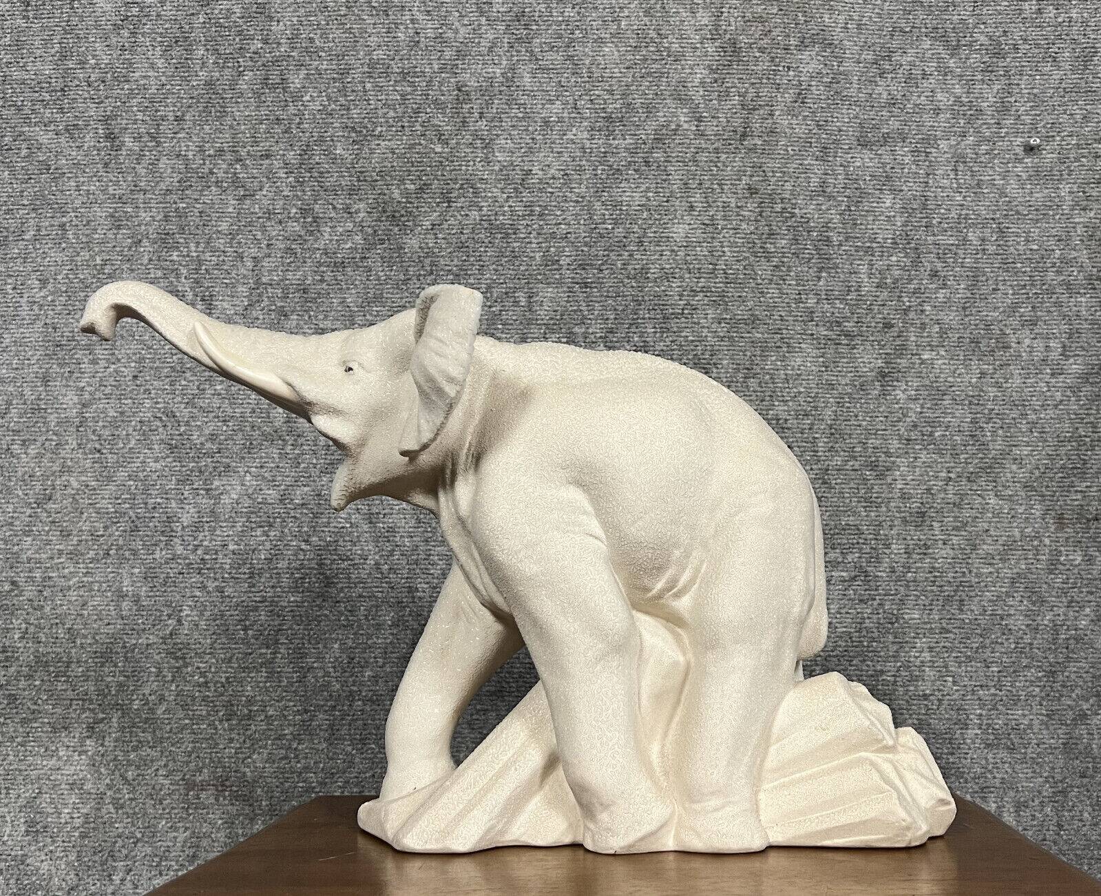 Sèvres France : grand éléphant en céramique crispée blanche époque art déco