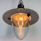 Lampe à suspension industrielle allemande en émail noir avec couvercle en verre, années 1930