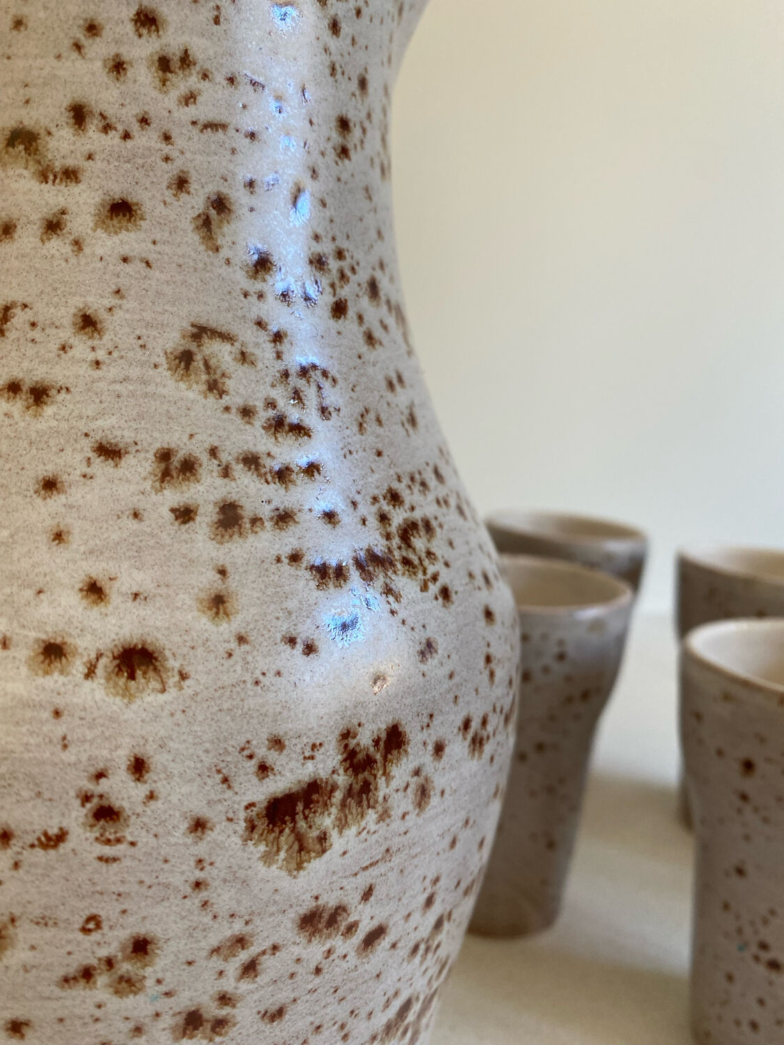 Jug and stoneware cups