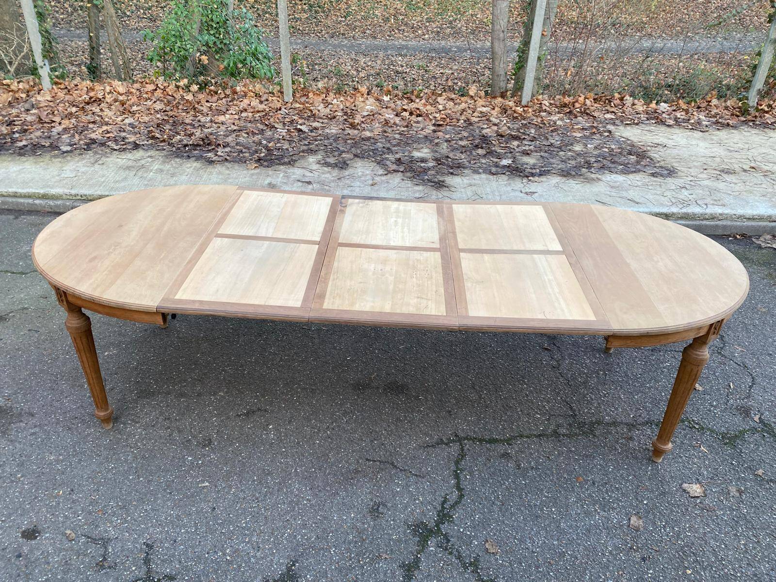 Extendable round Art Deco dining table, restored in solid oak, circa 1950, 280cm