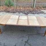 Extendable round Art Deco dining table, restored in solid oak, circa 1950, 280cm