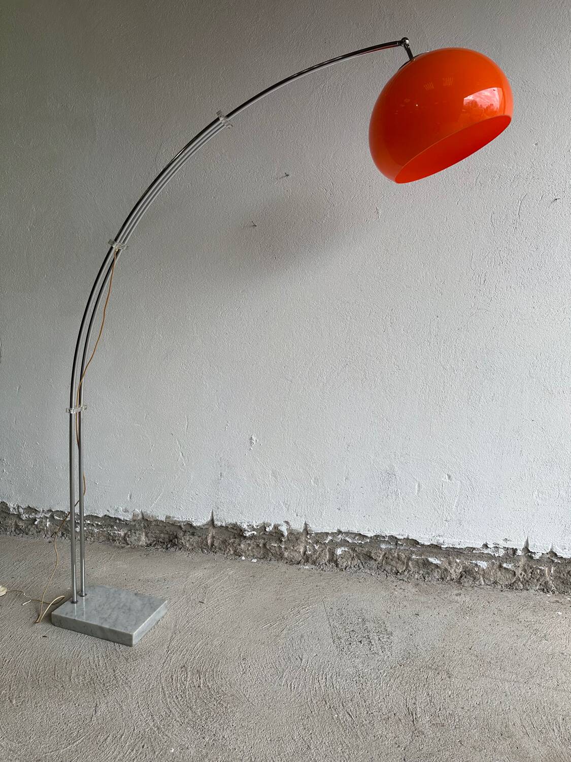 Lampadaire arc orange, design Italien 1970