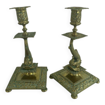 Paire de bougeoirs aux dauphins en laiton, fin XIXe S., époque Napoléon
