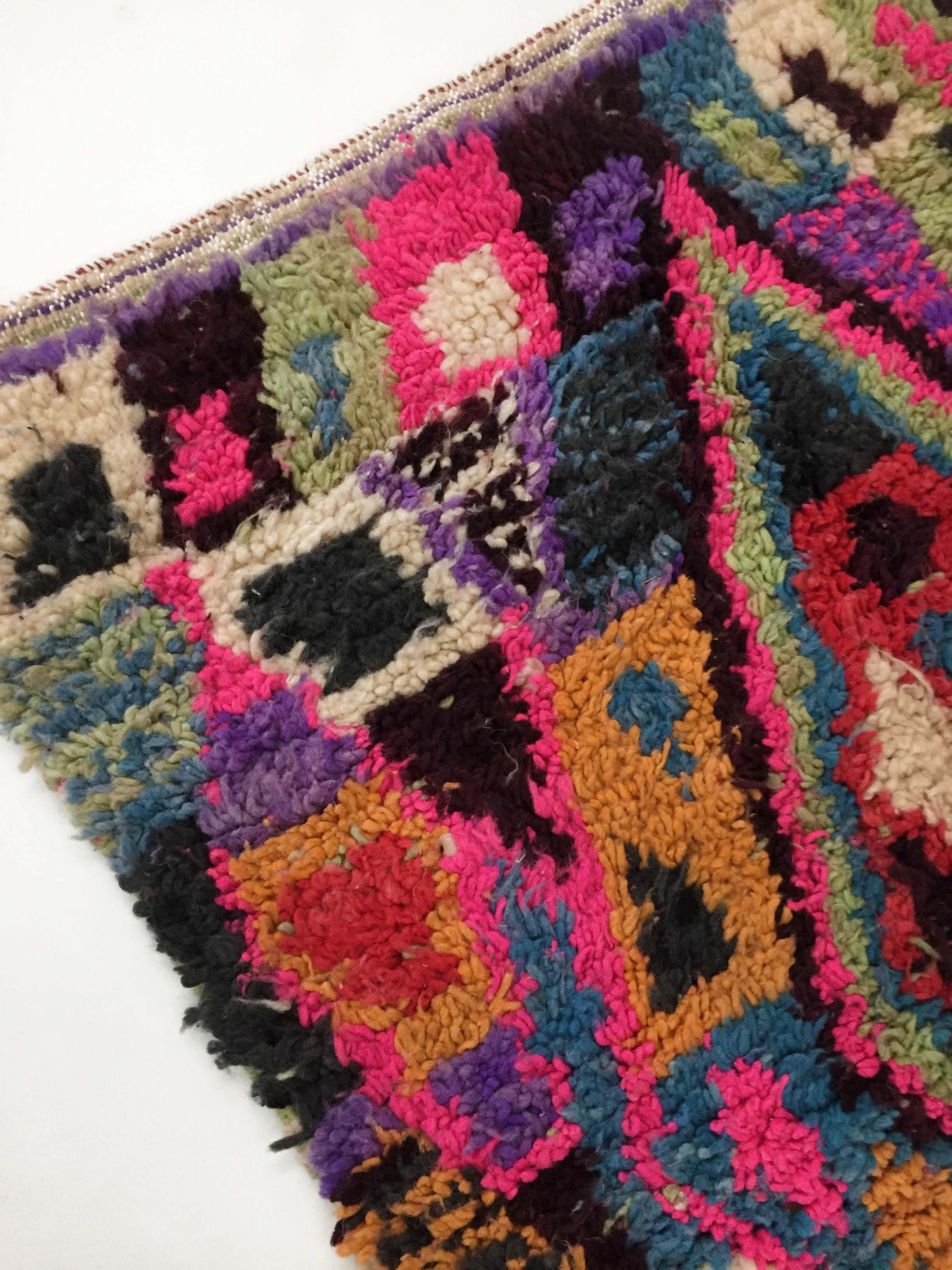 Moroccan Berber boujaad ecru carpet with colorful patterns 157x109cm