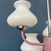 Lustre mid-century en verre opaline blanc avec structure rose