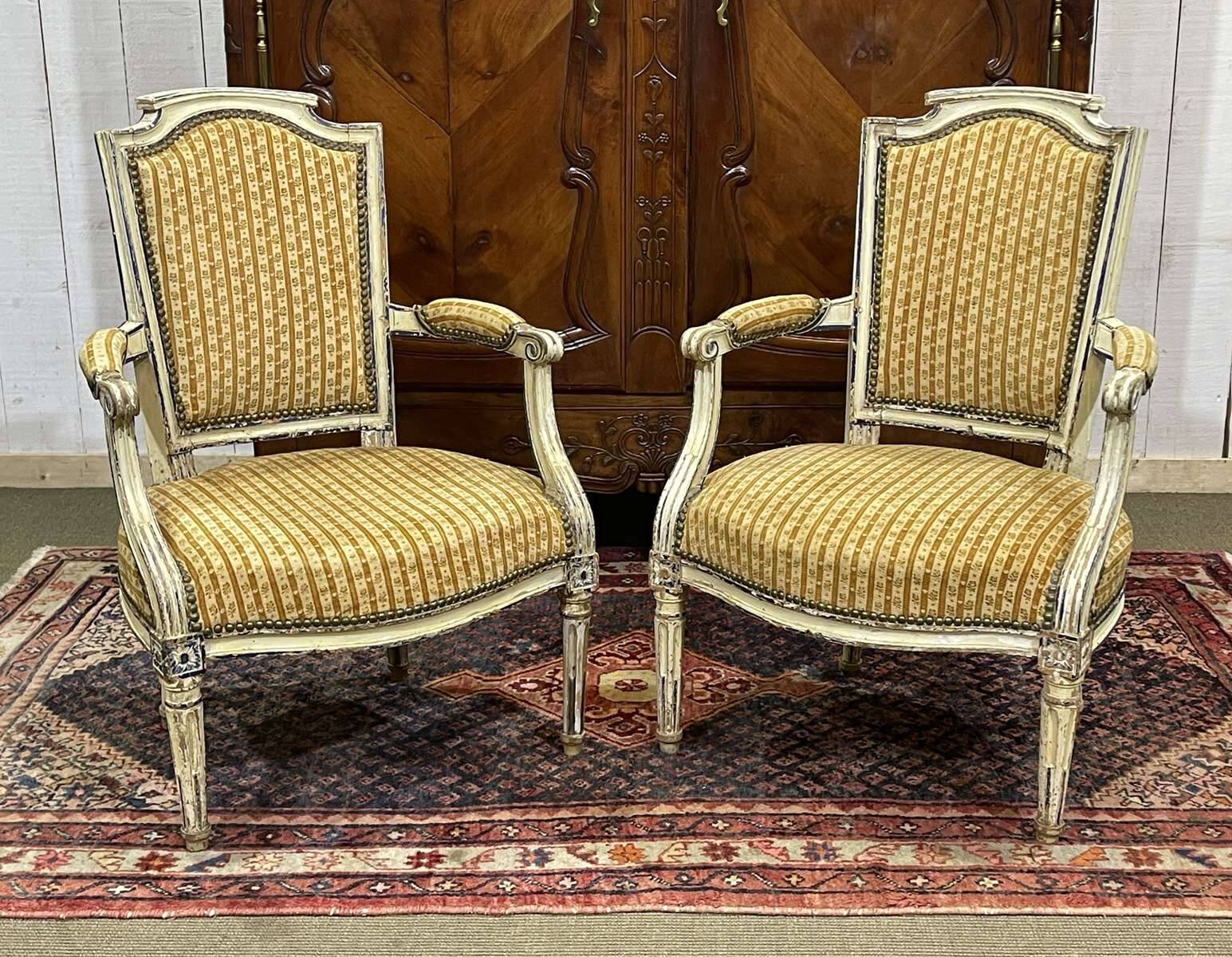Paire de cabriolets d'époque Louis XVI en hêtre