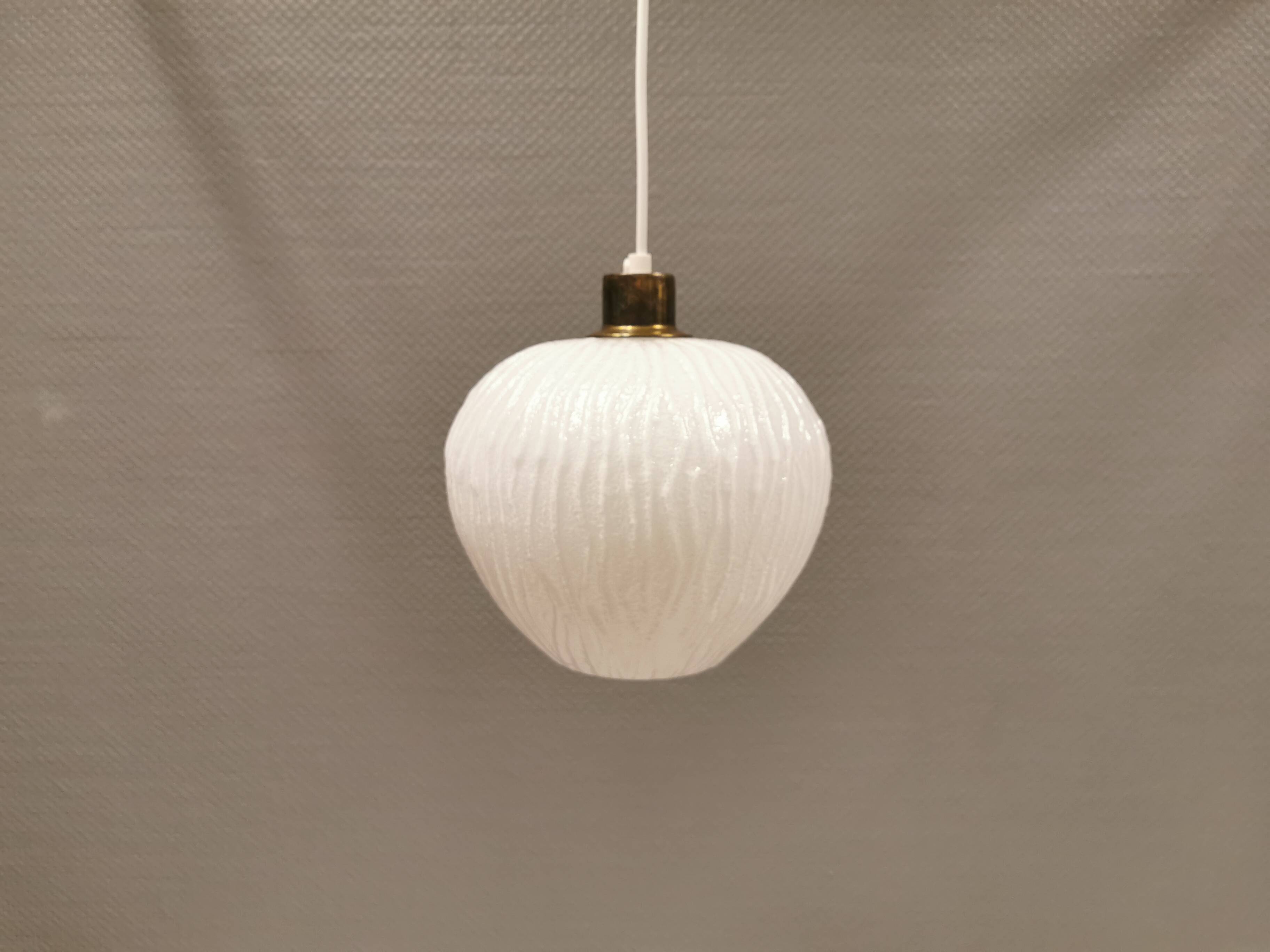 Suspension danoise en verre blanc laiteux ,années 1960.