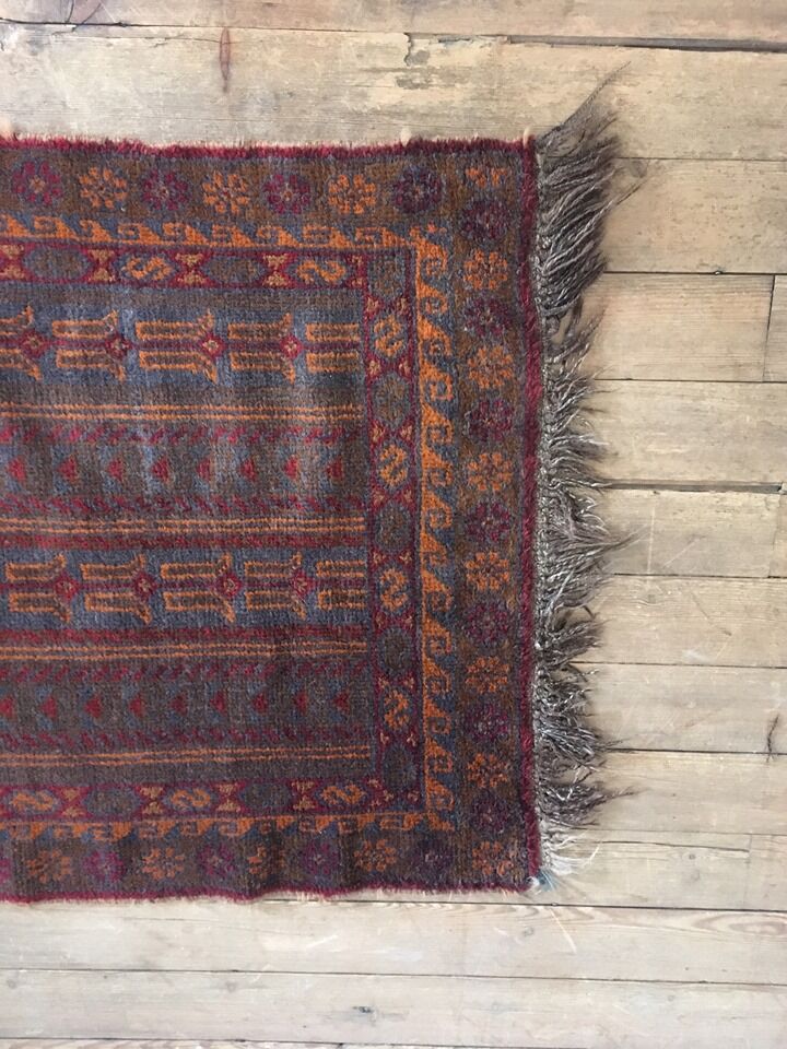 Vintage Persian rug 135cm x 120cm