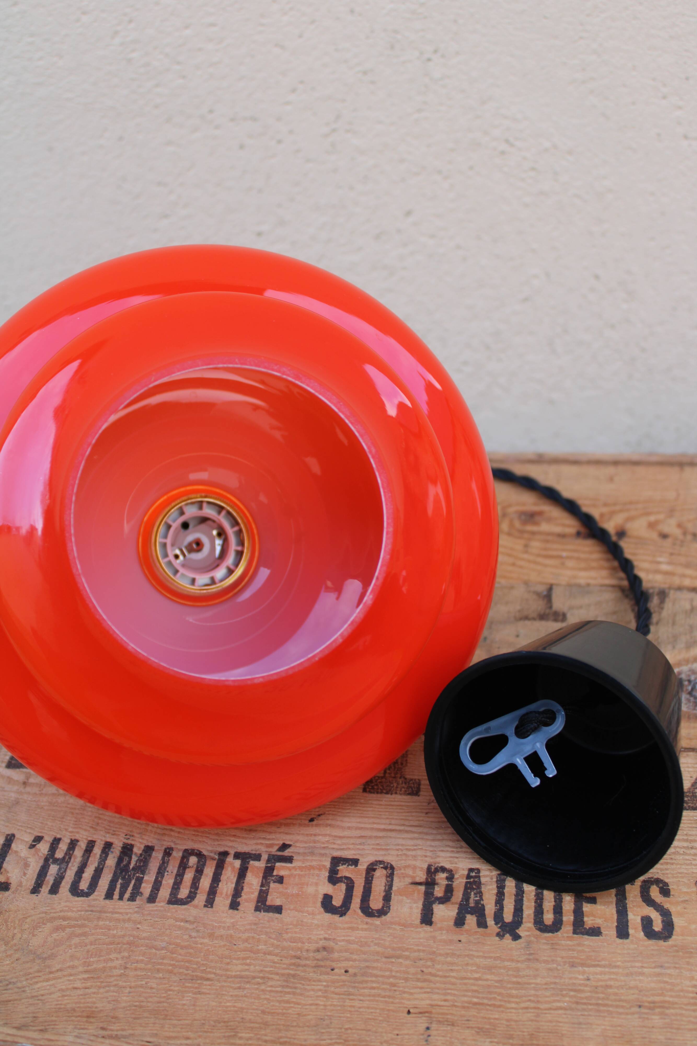 Suspension in orange opaline