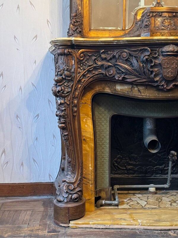 Cheminée en marbre et son trumeau en bois sculpté