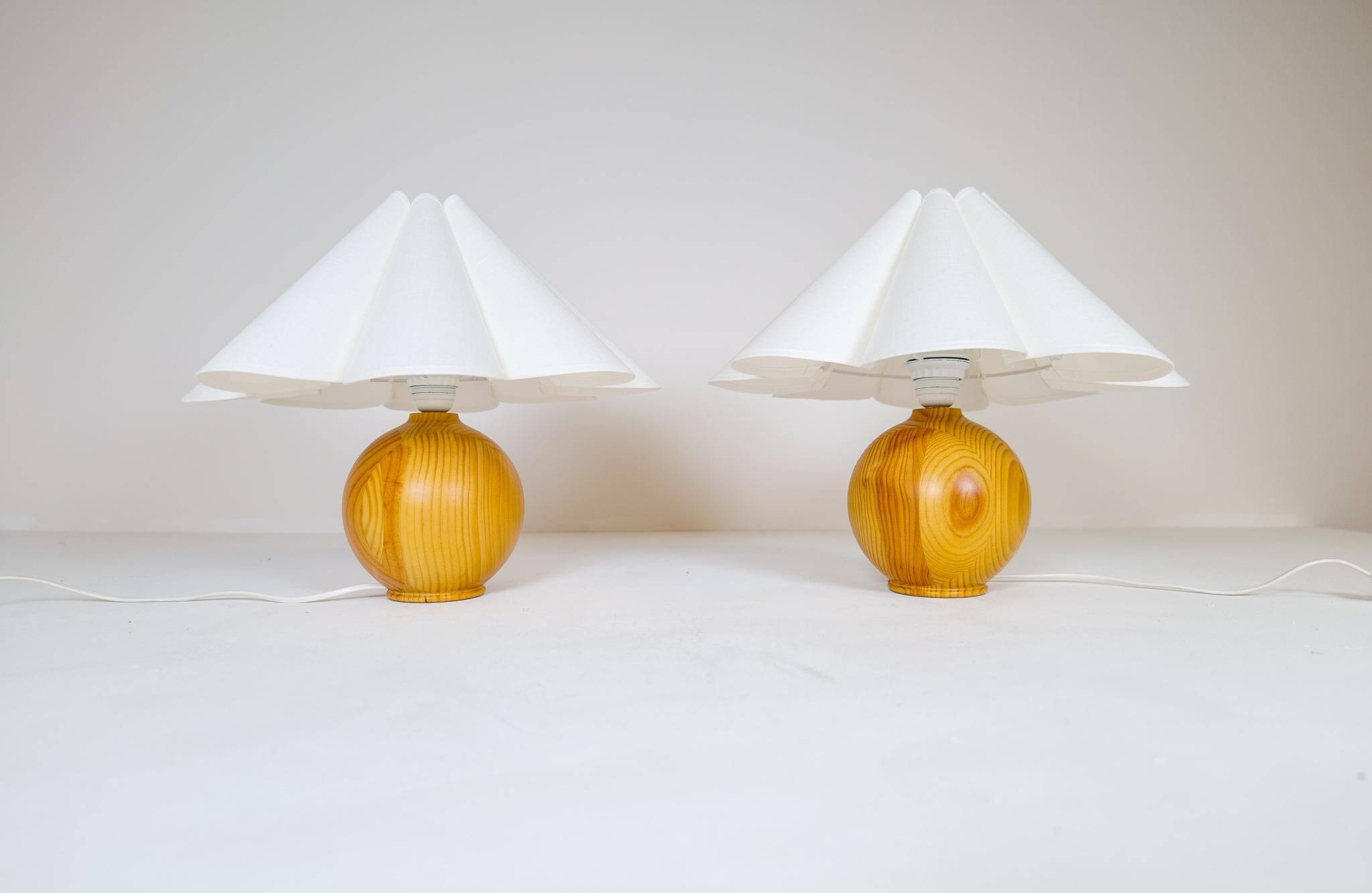 Sculptural modern table lamps from the mid-century in solid pine, Sweden, 1970s.