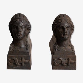 Paire de chenets anciens en fonte de fer ornés de buste de Marianne