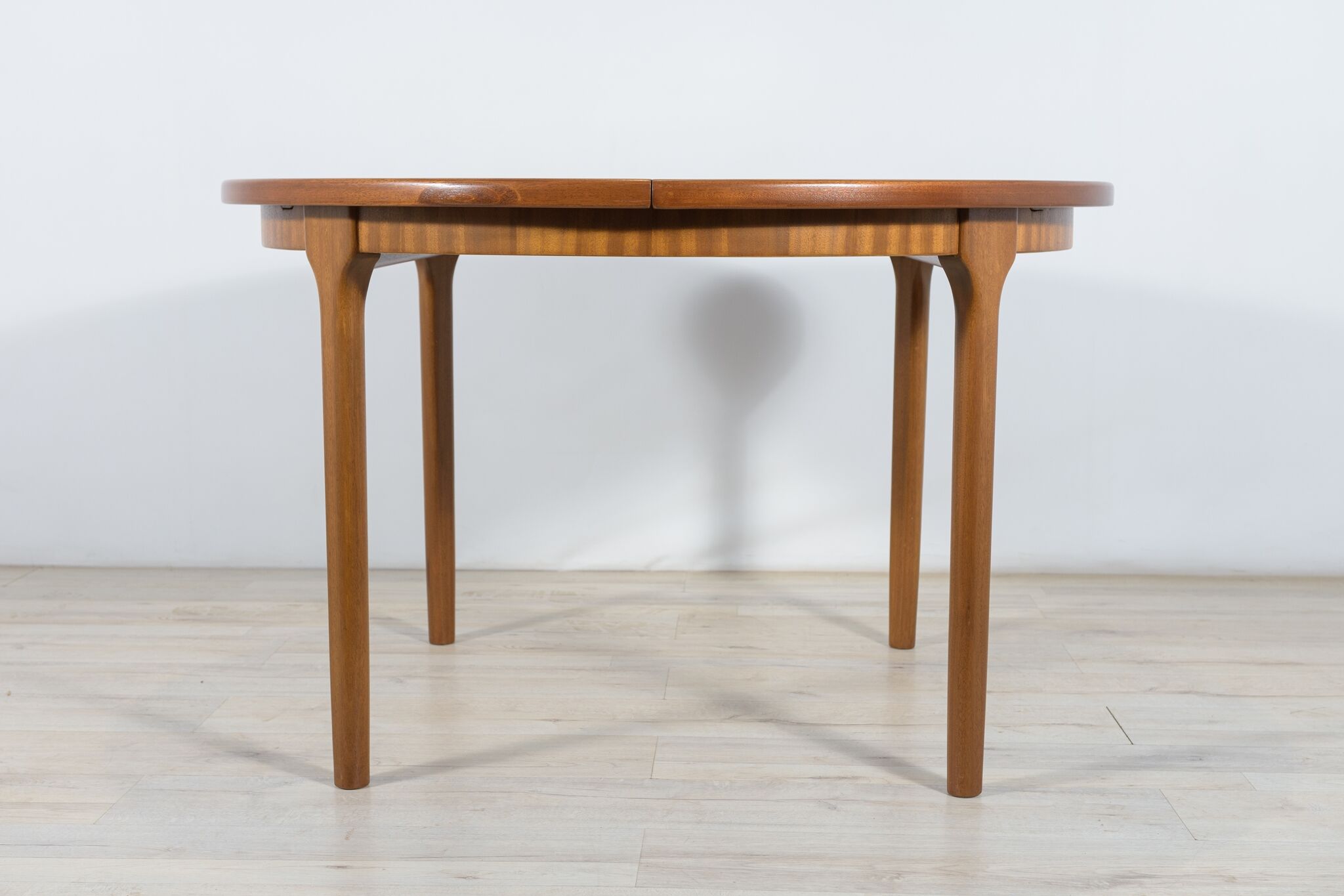 Round extendable dining table from McIntosh, 1960s