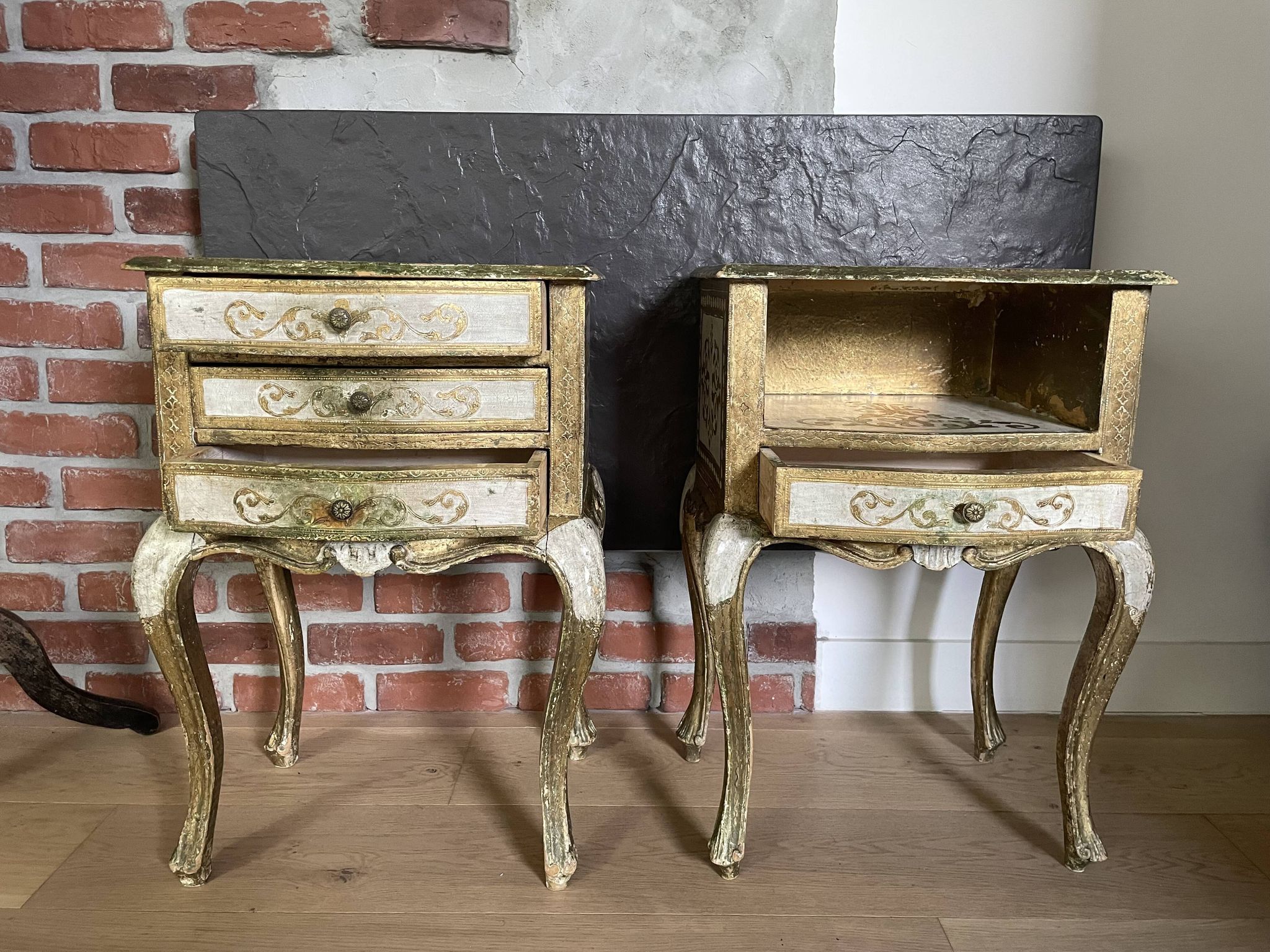 Bedside pair, 3 drawers, 1 drawer and a niche, painted golden wood, italian renaissance style