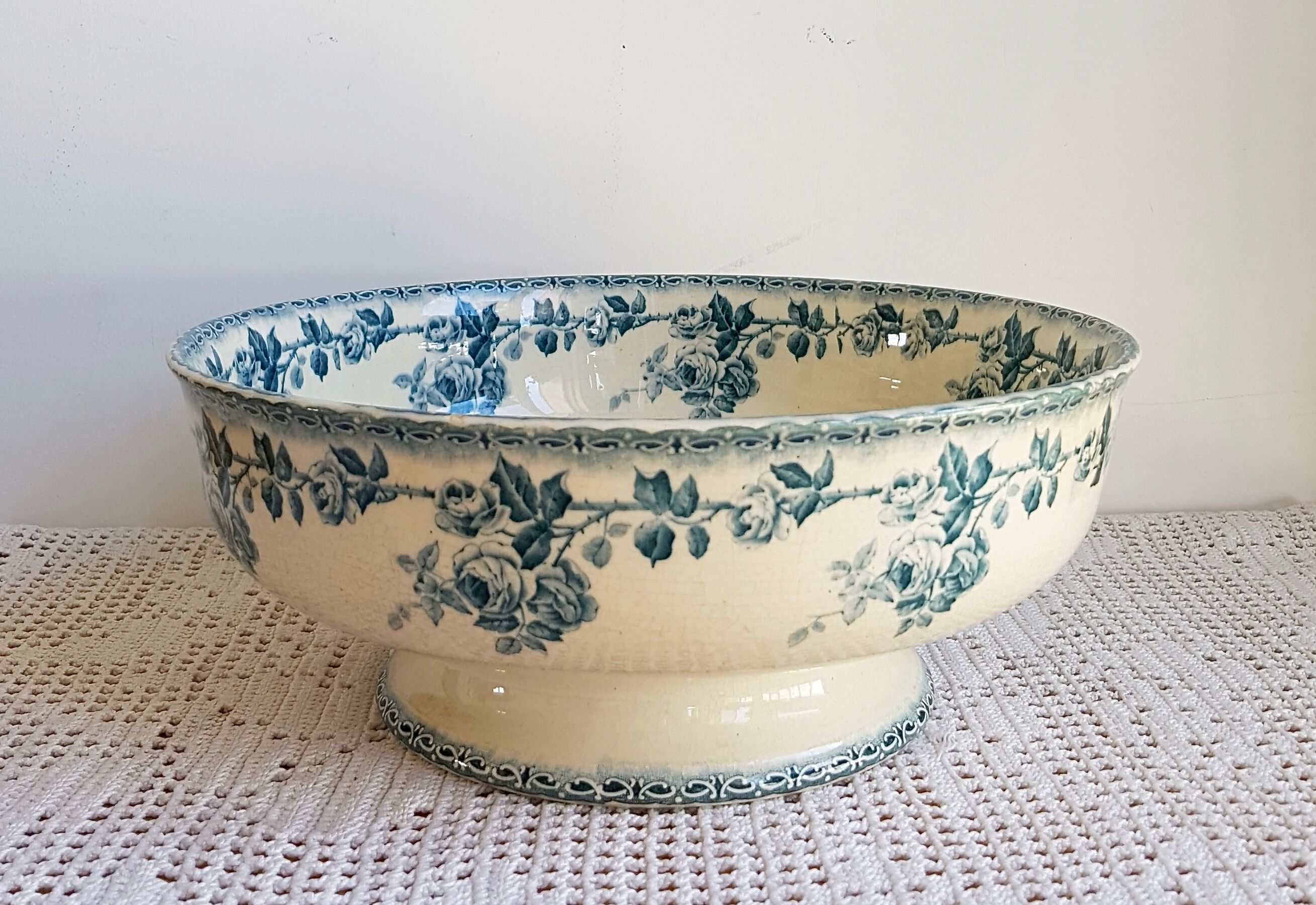 Choisy le Roi Boulenger et Cie Terre de Fer old bowl with floral décor