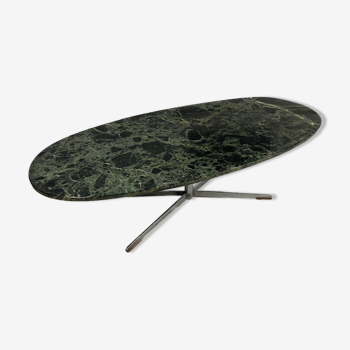 Table basse en marbre vert avec une base chrome