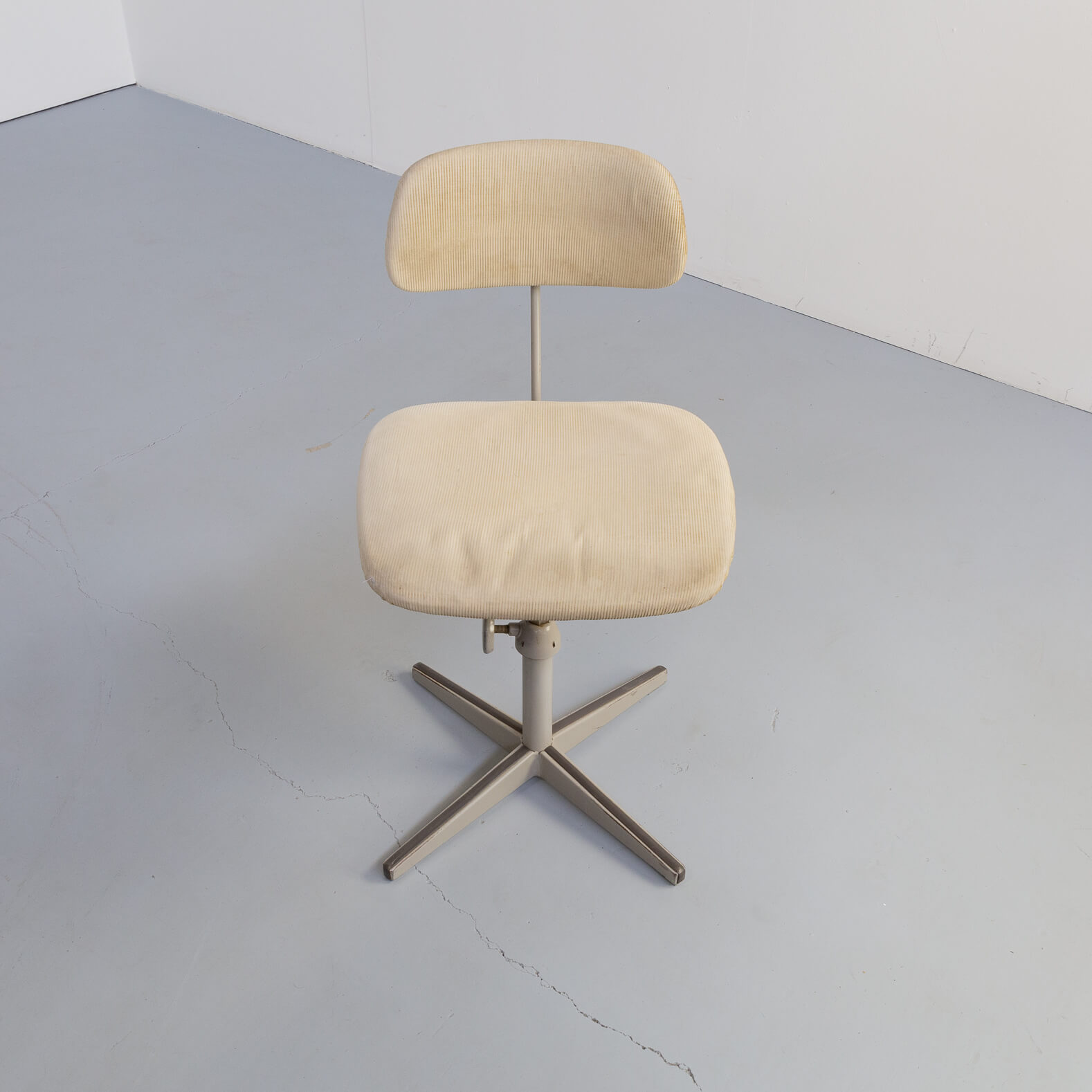 50s metal writing desk with chair for Lips