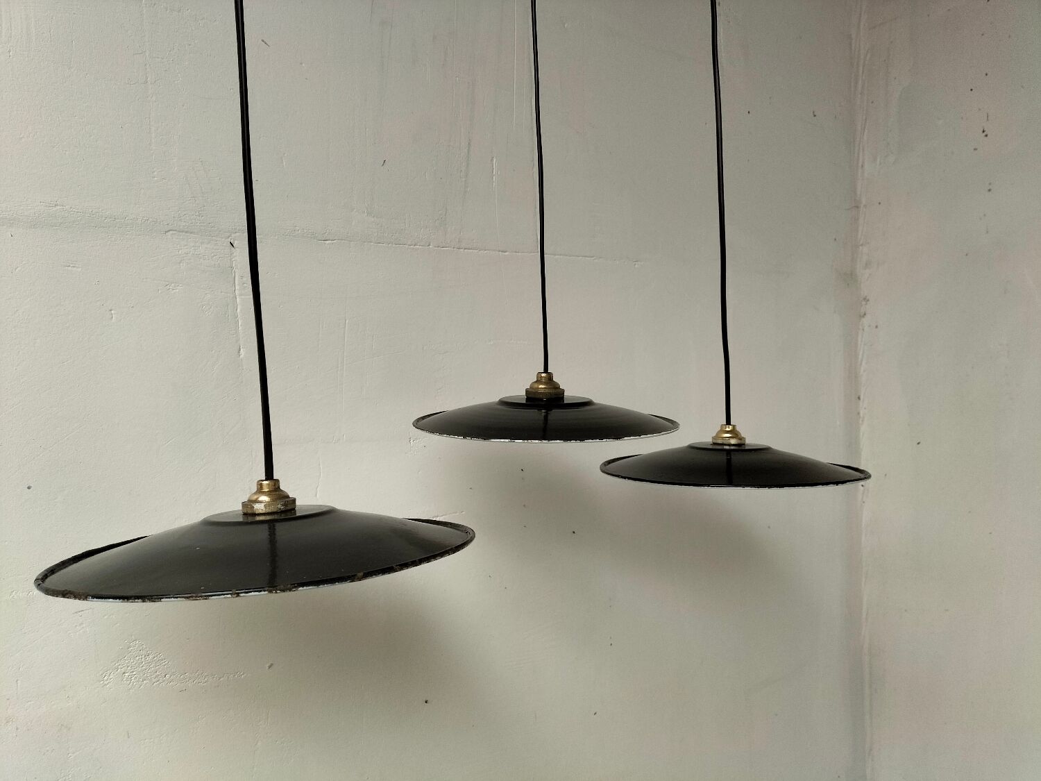 Enamelled sheet metal suspensions