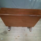 Drop-leaf table called “get leg”